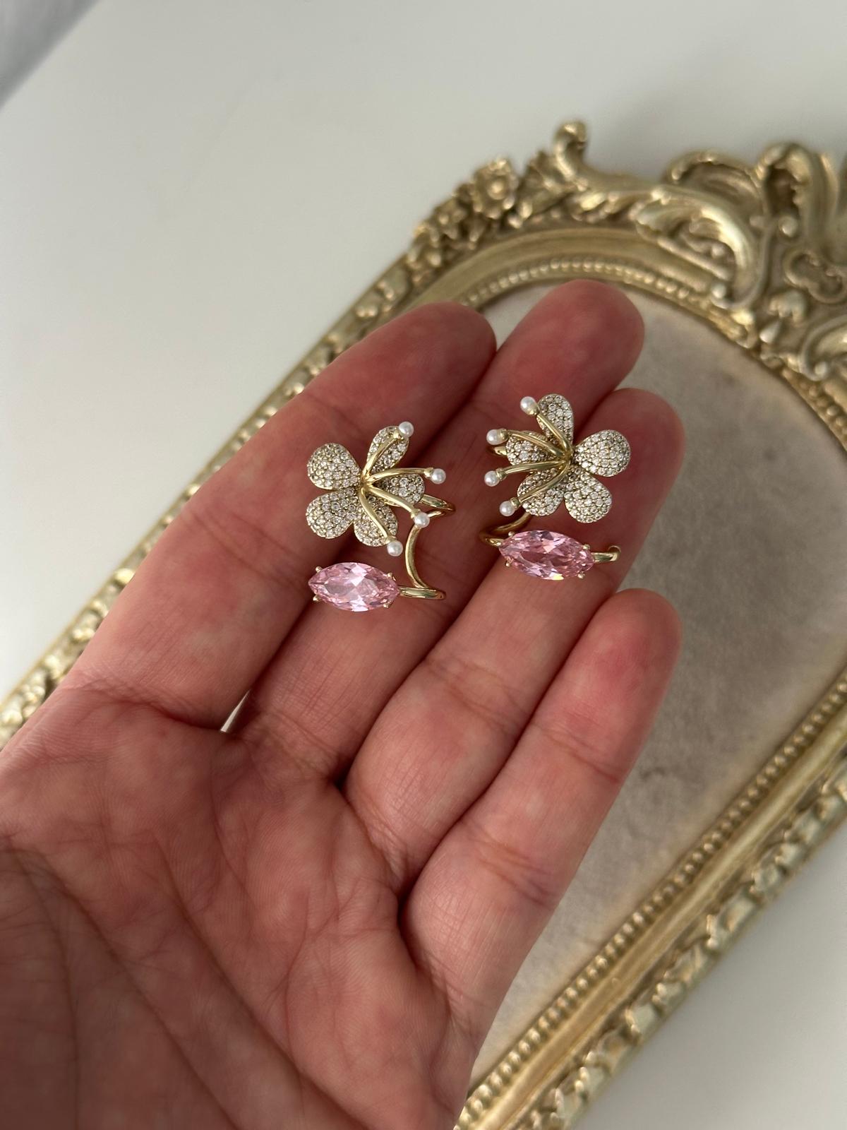 14K Gold Renkli Pembe Oval Taşlı Çiçek Çiçek Montür İnci Detaylı Tasarım Küpe