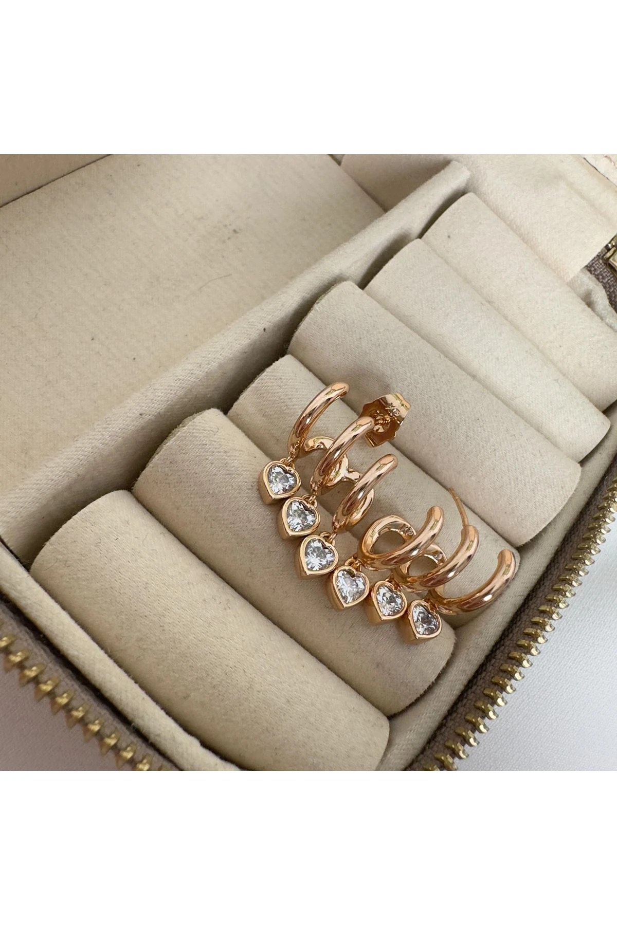18K Rose Gold Renkli Üç Kulak Deliği Görünümlü Kalp Taşlı Küpe
