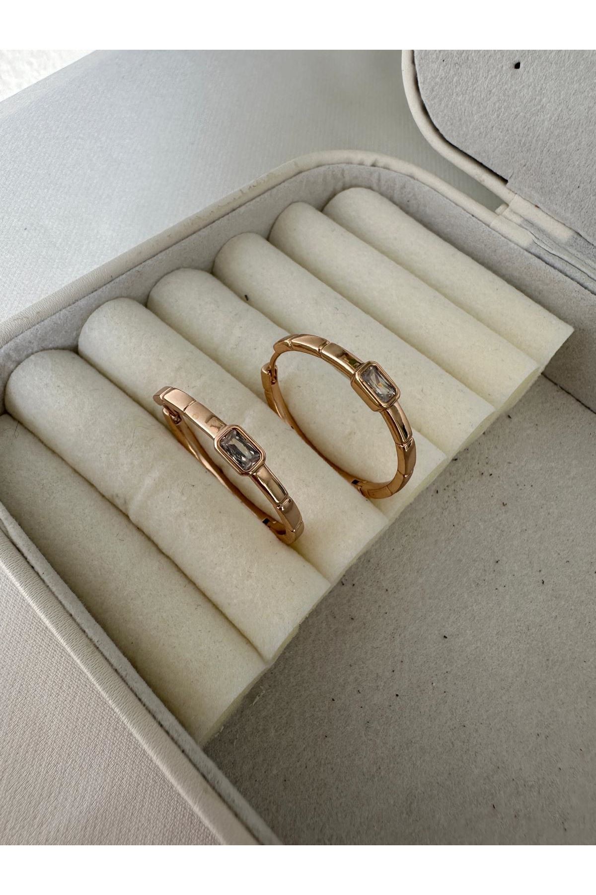 18K Rose Gold Renkli Halka Plaka Önü Dikdörtgen Baget Taşlı Küpe