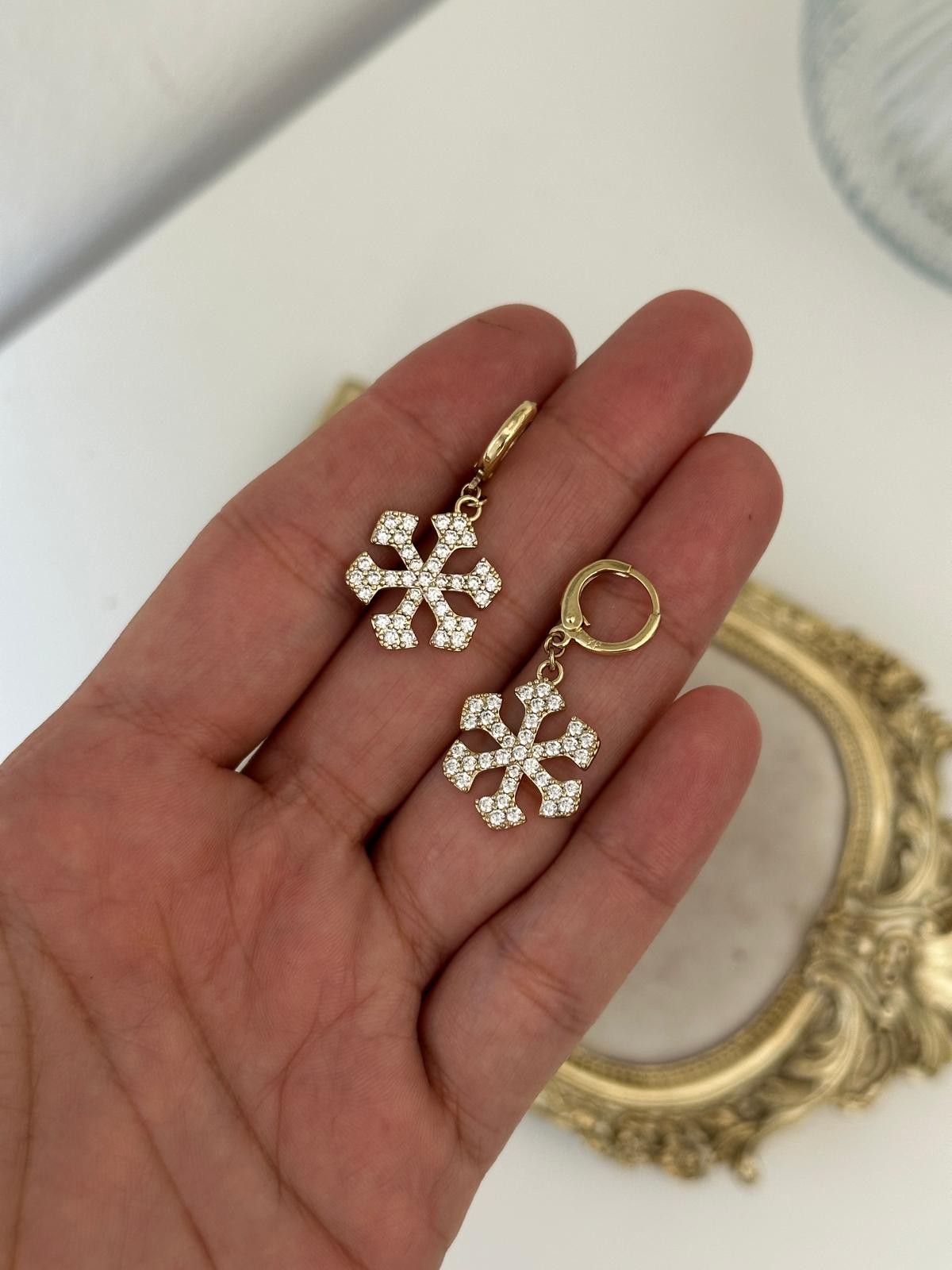 14K Gold Renkli Küçük Halkalı Kar Tanesi Taşlı Küpe