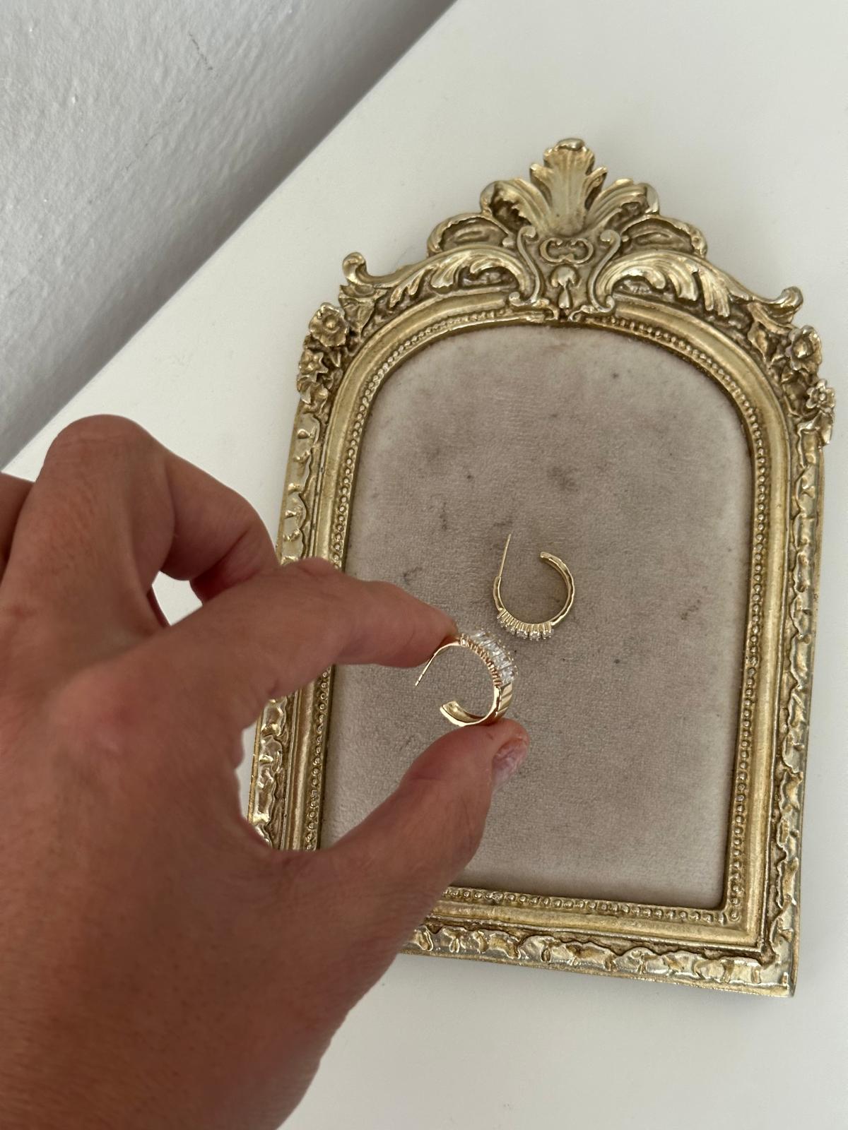 14K Gold Renkli Yarım Halka Önü Baget Kristal Taşlı Küpe