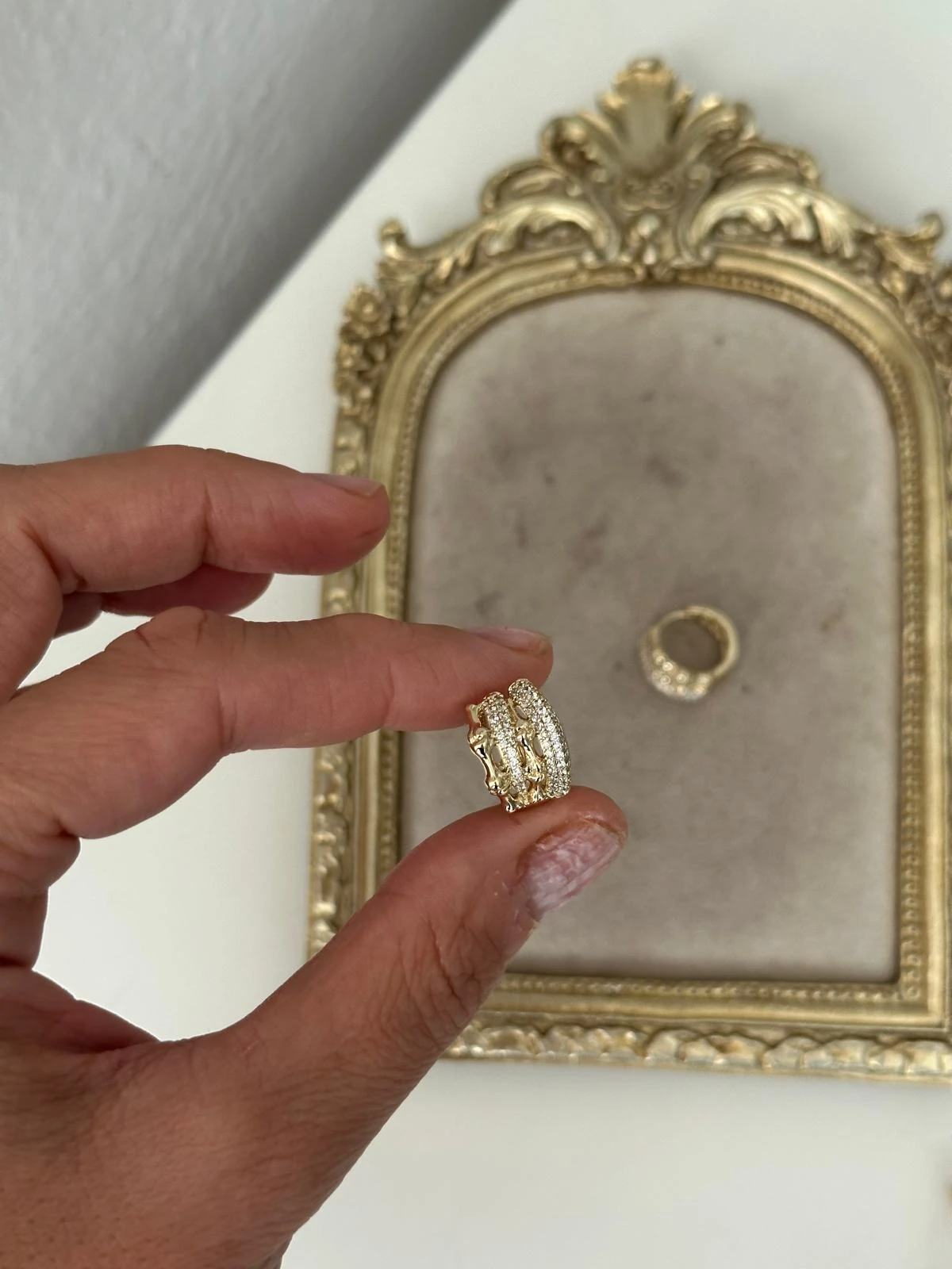 14K Gold Renkli Çoklu Görünüm Taşlı Bombe Şeritli Halka Küpe