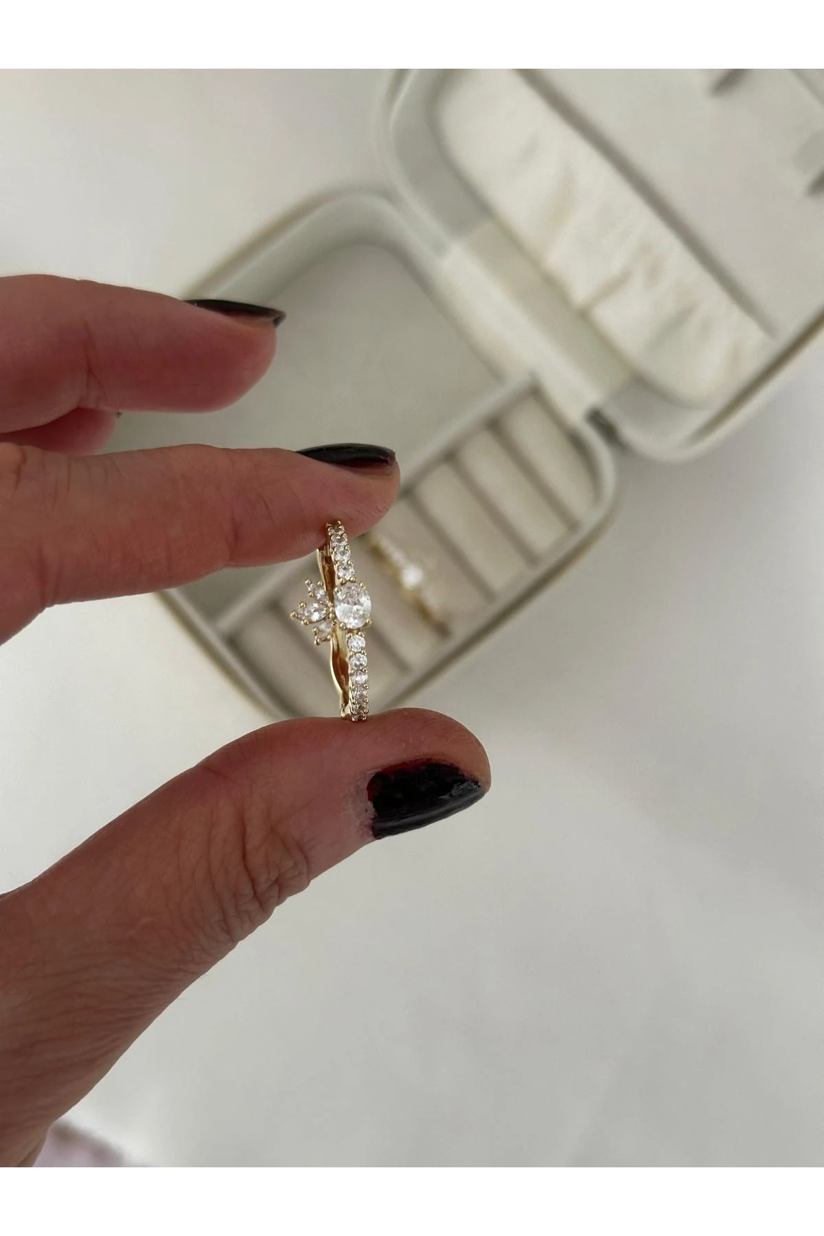 14K Gold Renkli  Halka Önü Su Yolu Yuvarlak Çiçek Taşlı Küpe