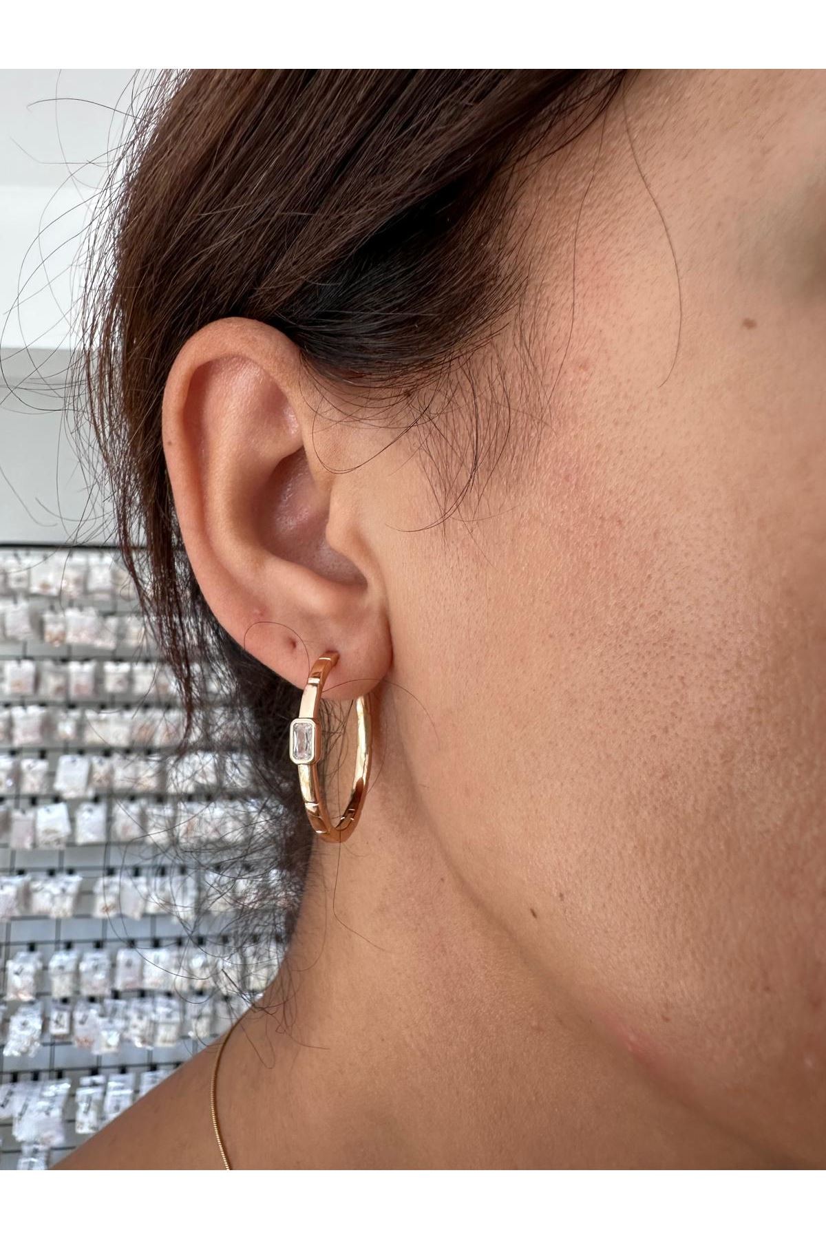 18K Rose Gold Renkli Halka Plaka Önü Dikdörtgen Baget Taşlı Küpe