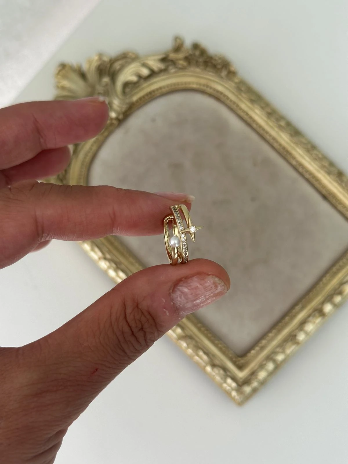 14K Gold Renkli Üçlü Görünüm Kutup Yıldızı Ortası Şerit Taşlı İncili Kıkırdak Küpe