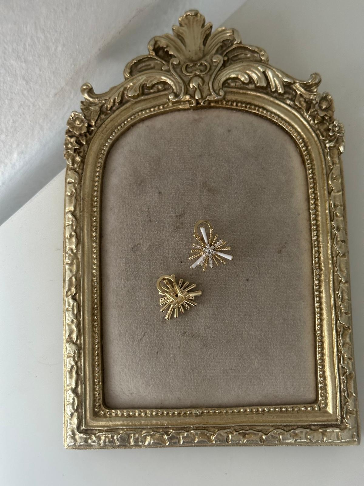 14K Gold Renkli Tasarım Çubuk Kesik Taşlı Beyaz Mineli Küpe