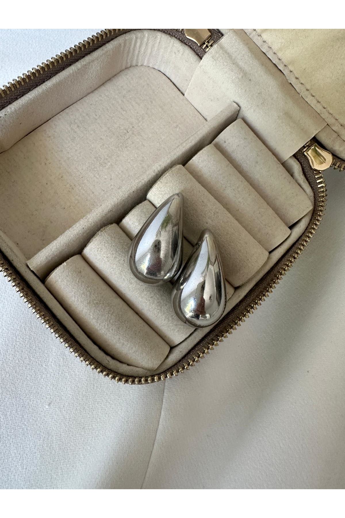 Gümüş Renkli Marka Bottega Küpe