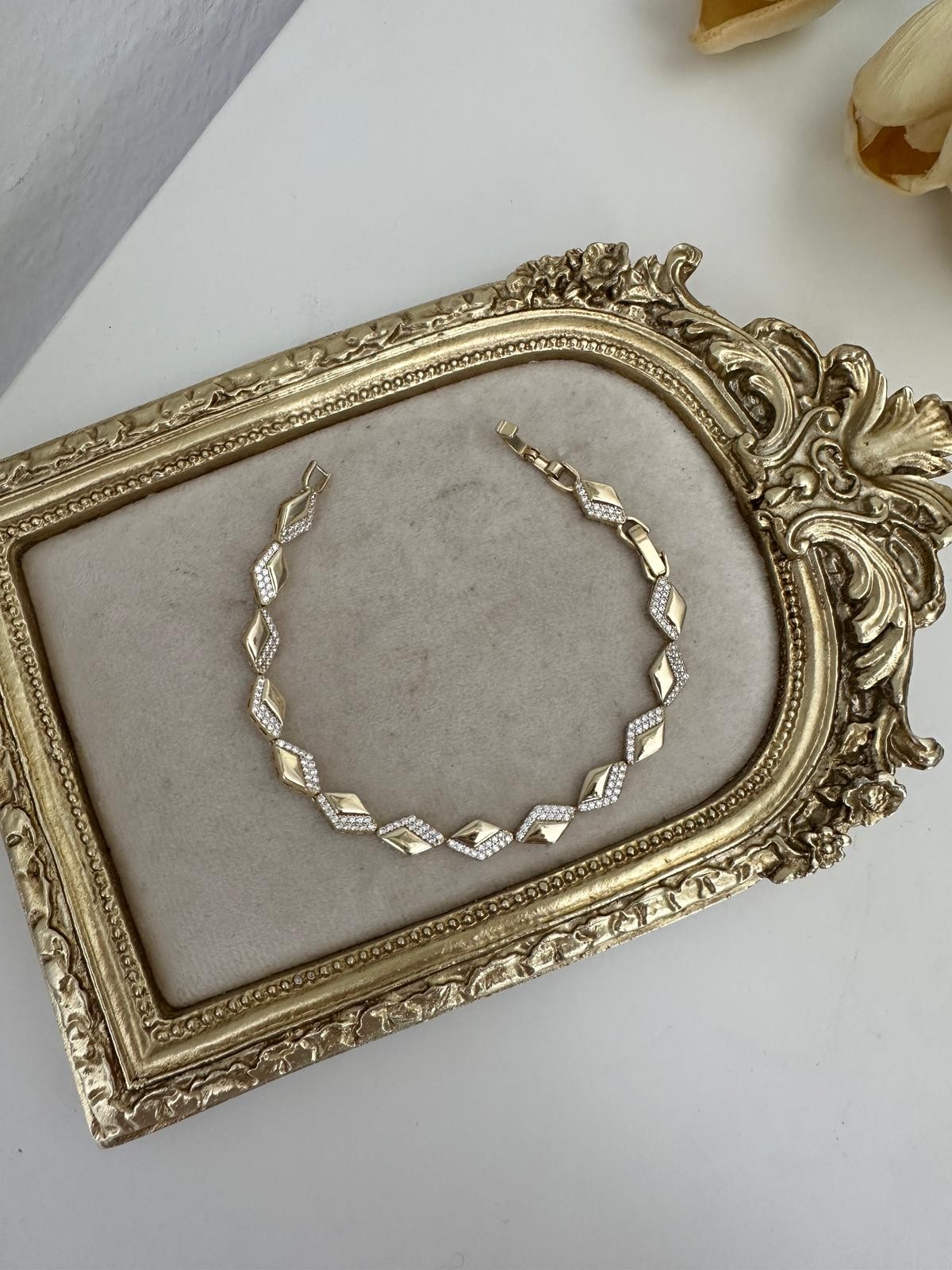 14K Gold RenKLİ Baklava Şerit Montür Taşlı Bileklik