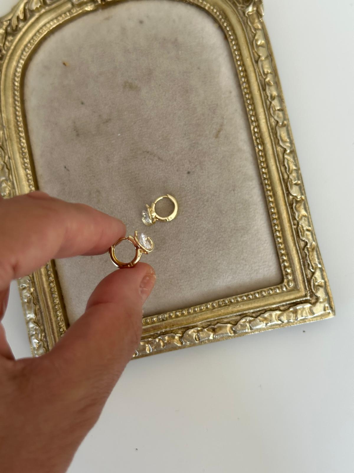 14K Gold Renkli Tek Taş Şerit Geçmeli Minimal Halka Küpe