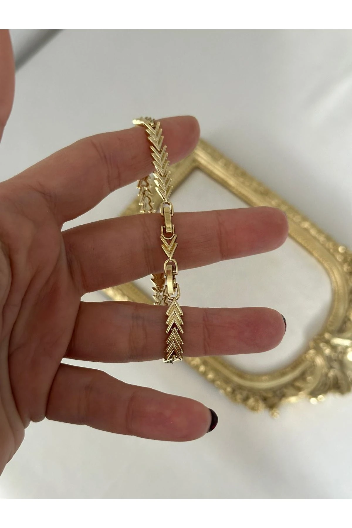 14K Gold Renkli  Marka V Kesim  Ortası Baget Montür Taşlı Bileklik