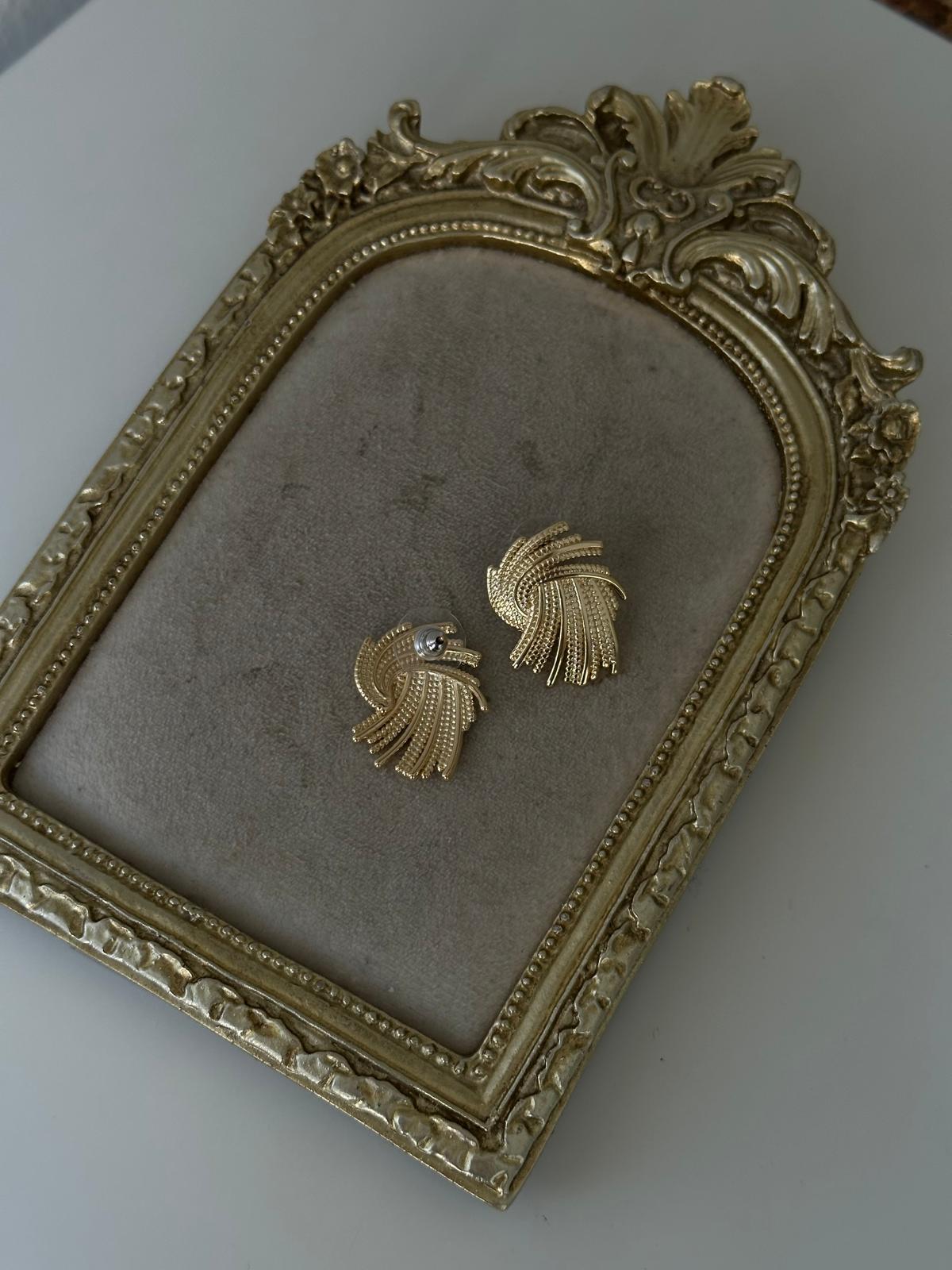 Gold Renkli Vintage Sarmal Küpe 