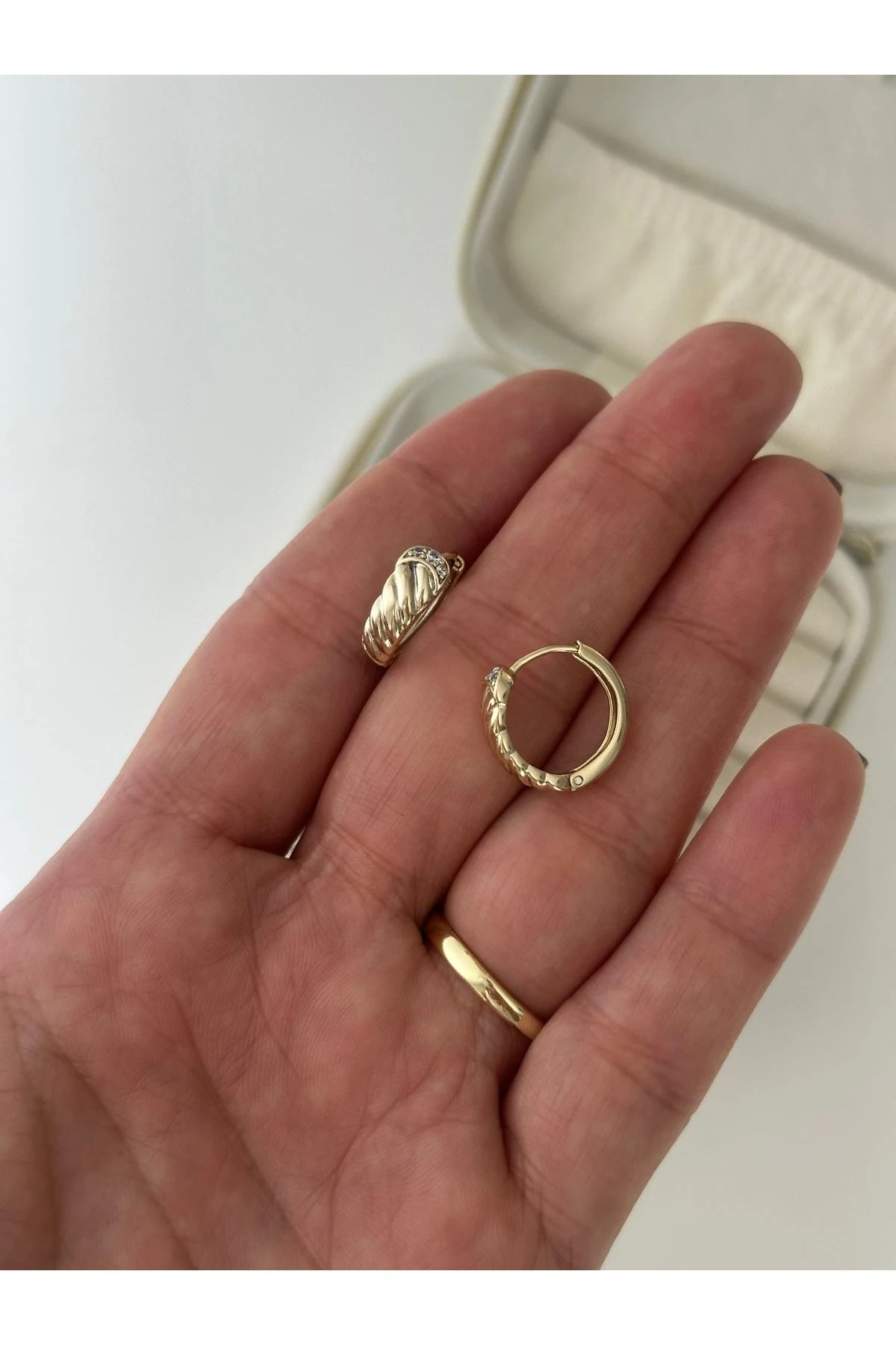 14K Gold Renkli Halka Burgu Kesim Önü Sıra Taşlı Küpe