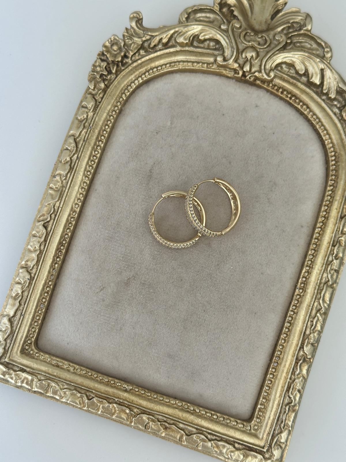 14K Gold Renkli Halka Kesim Geniş Montür Taşlı Küpe