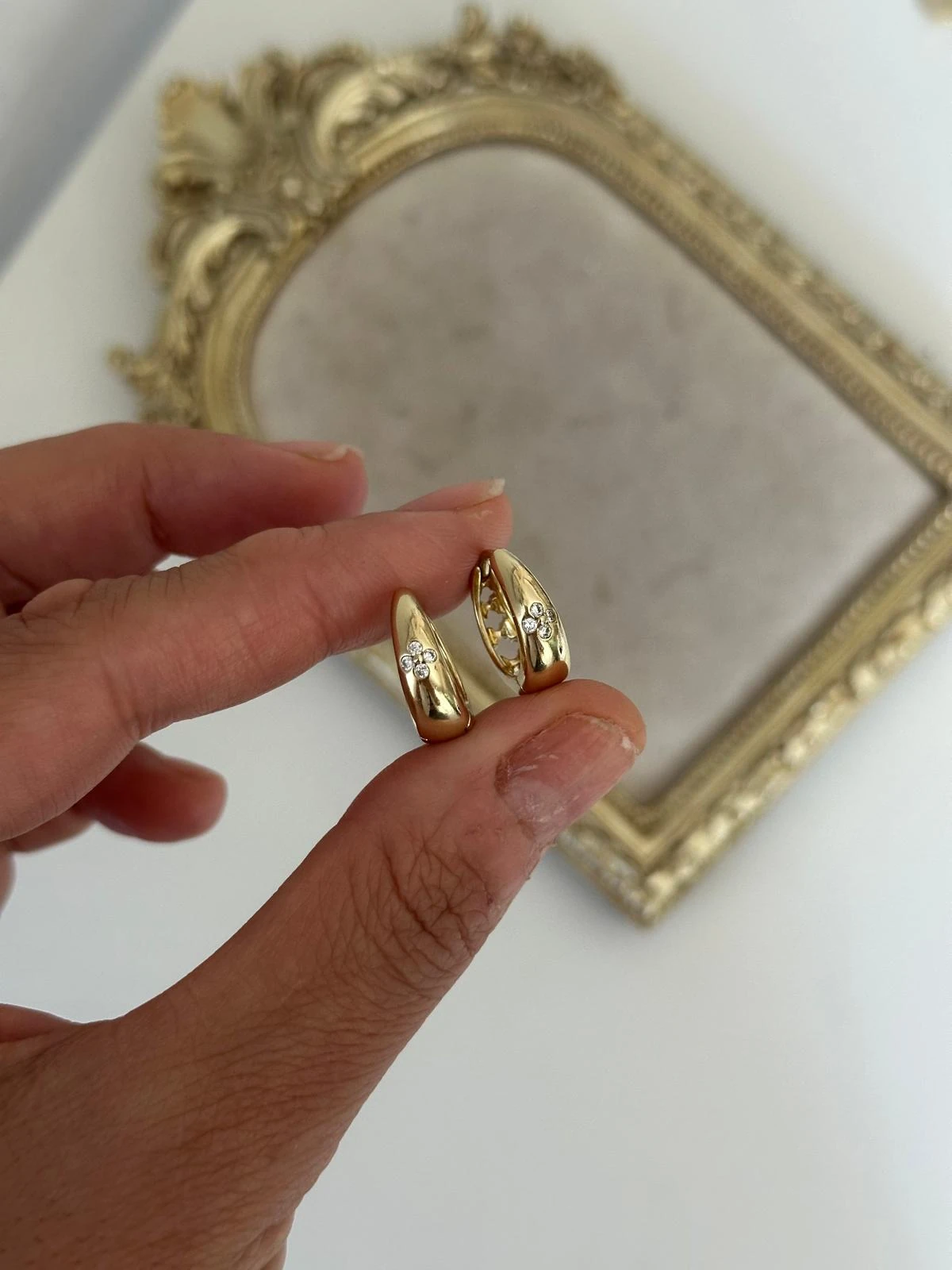 14K Gold Renkli Bomb Halka Önü Çiçek Taşlı Küpe