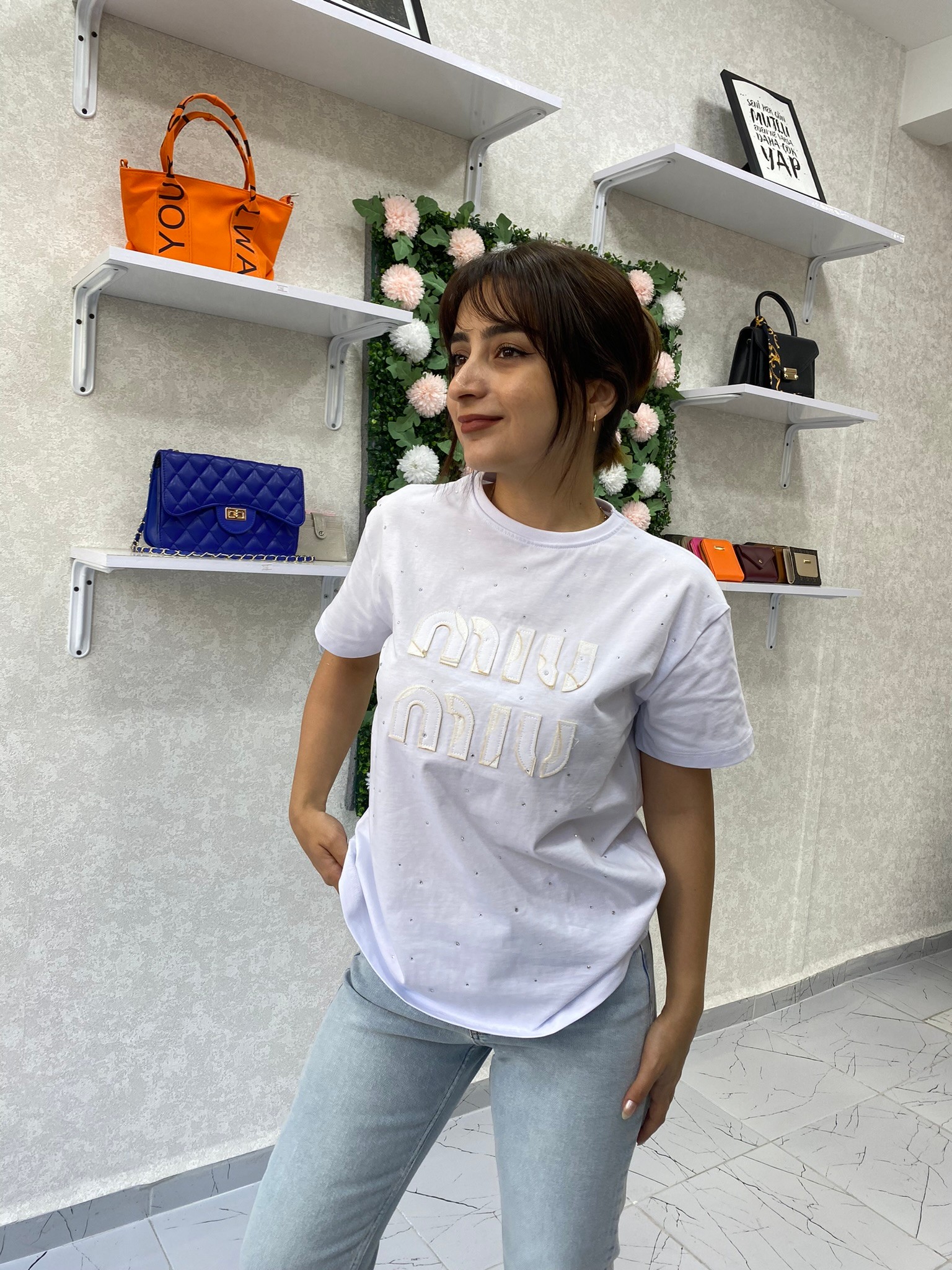 Taş detaylı önü baskılı t-shirt 