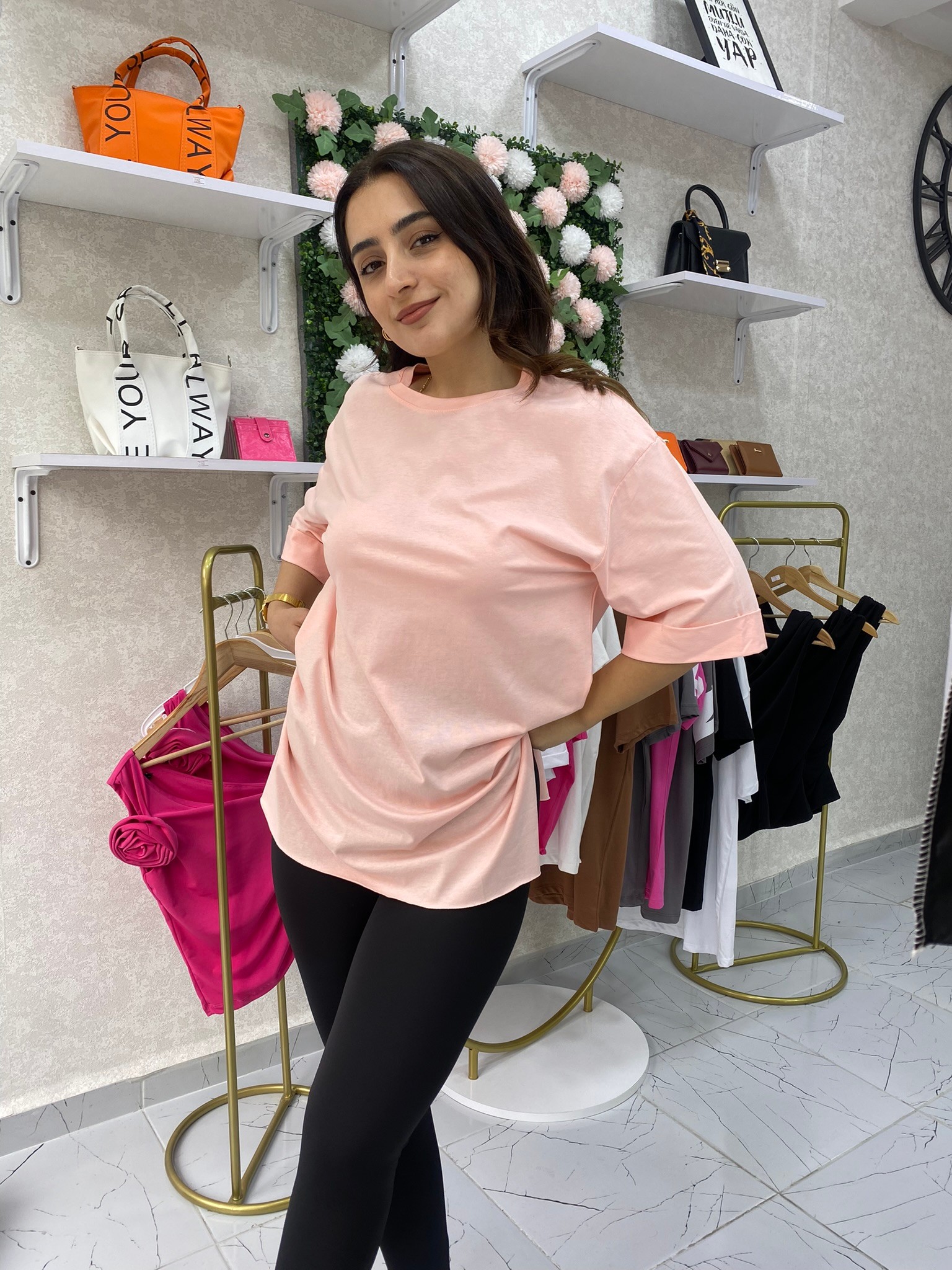 Toz Pembe yandan yırtmaçlı oversize basic t-shirt 