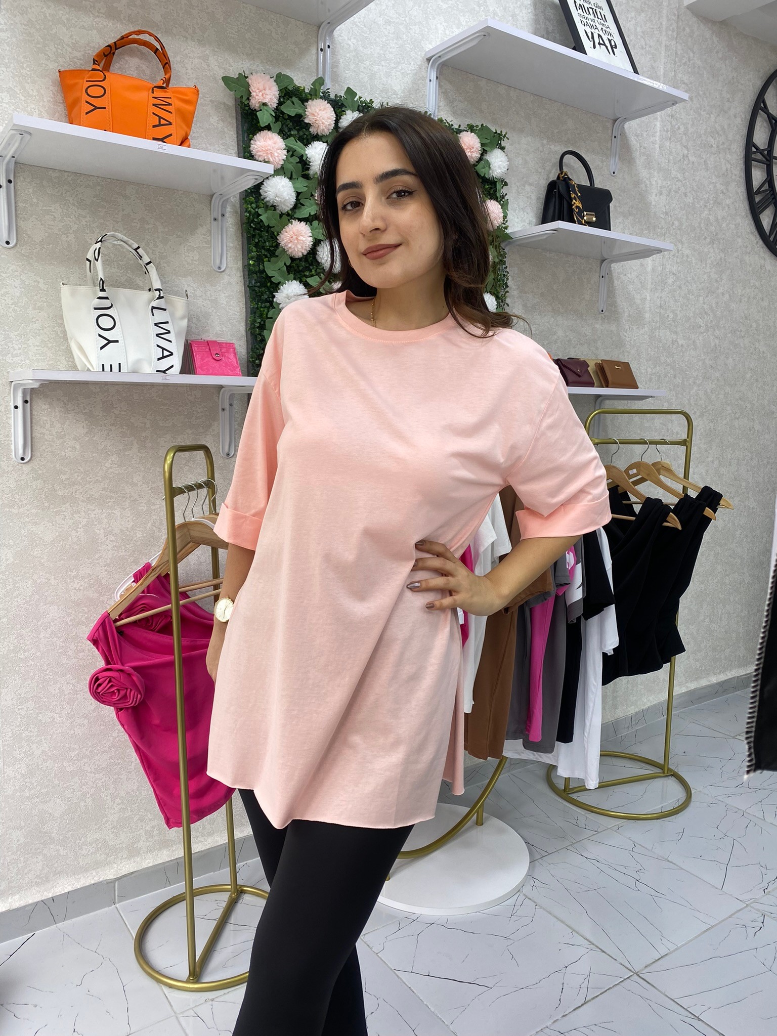 Toz Pembe yandan yırtmaçlı oversize basic t-shirt 