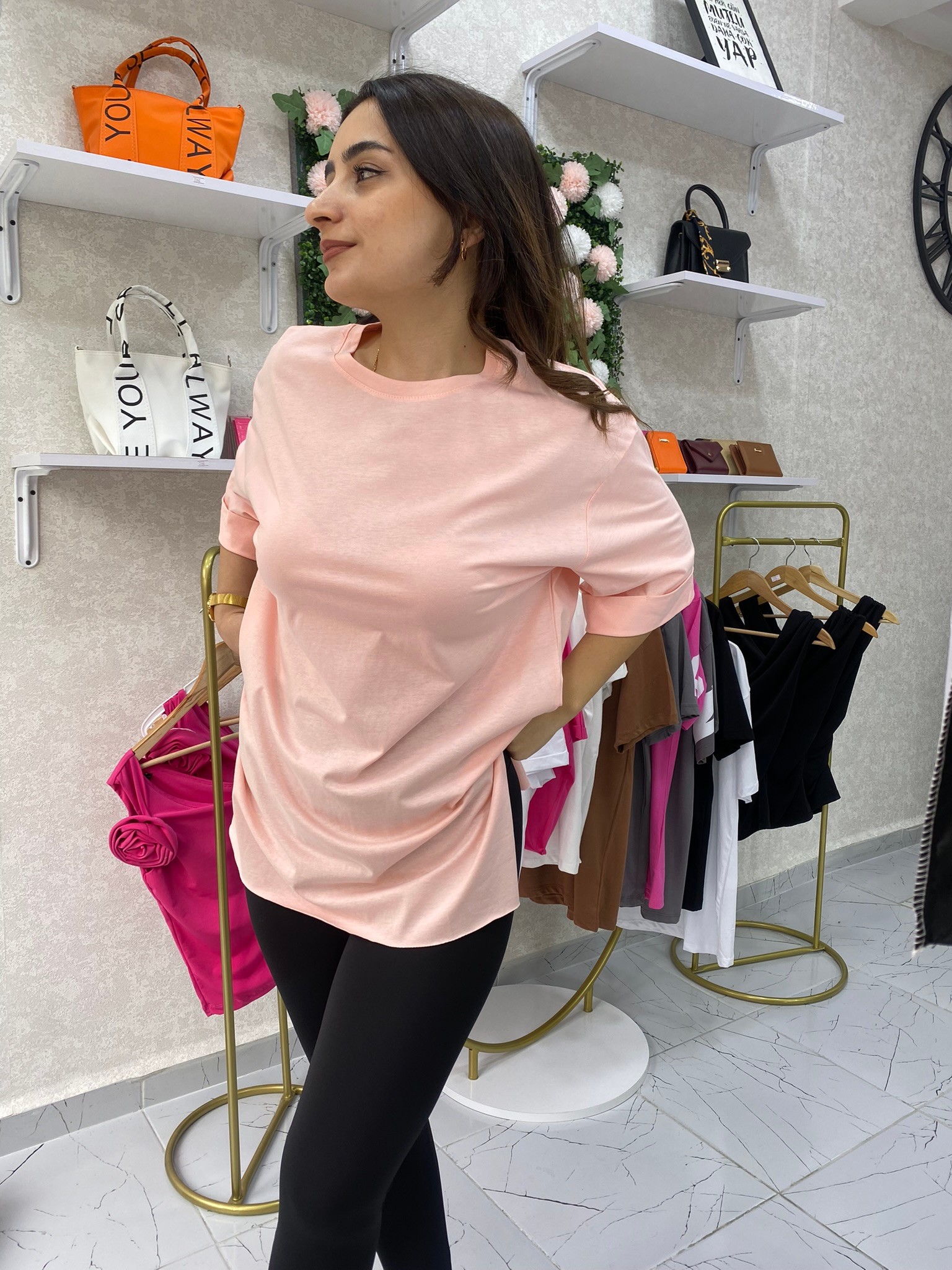 Toz Pembe yandan yırtmaçlı oversize basic t-shirt 