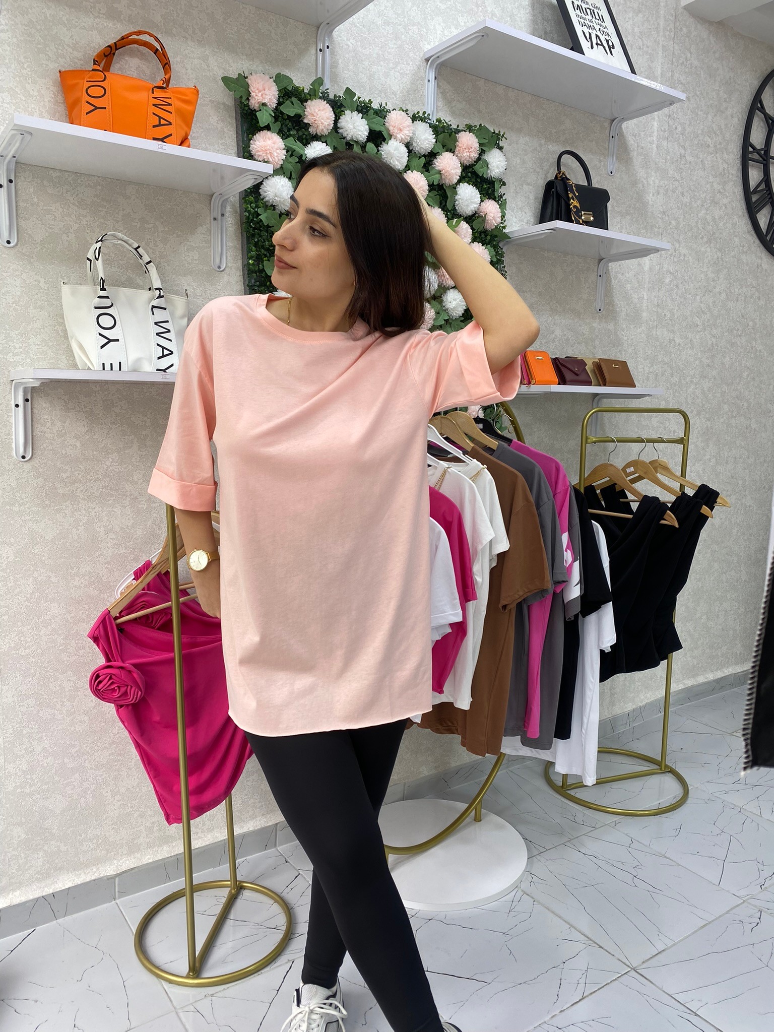 Toz Pembe yandan yırtmaçlı oversize basic t-shirt 