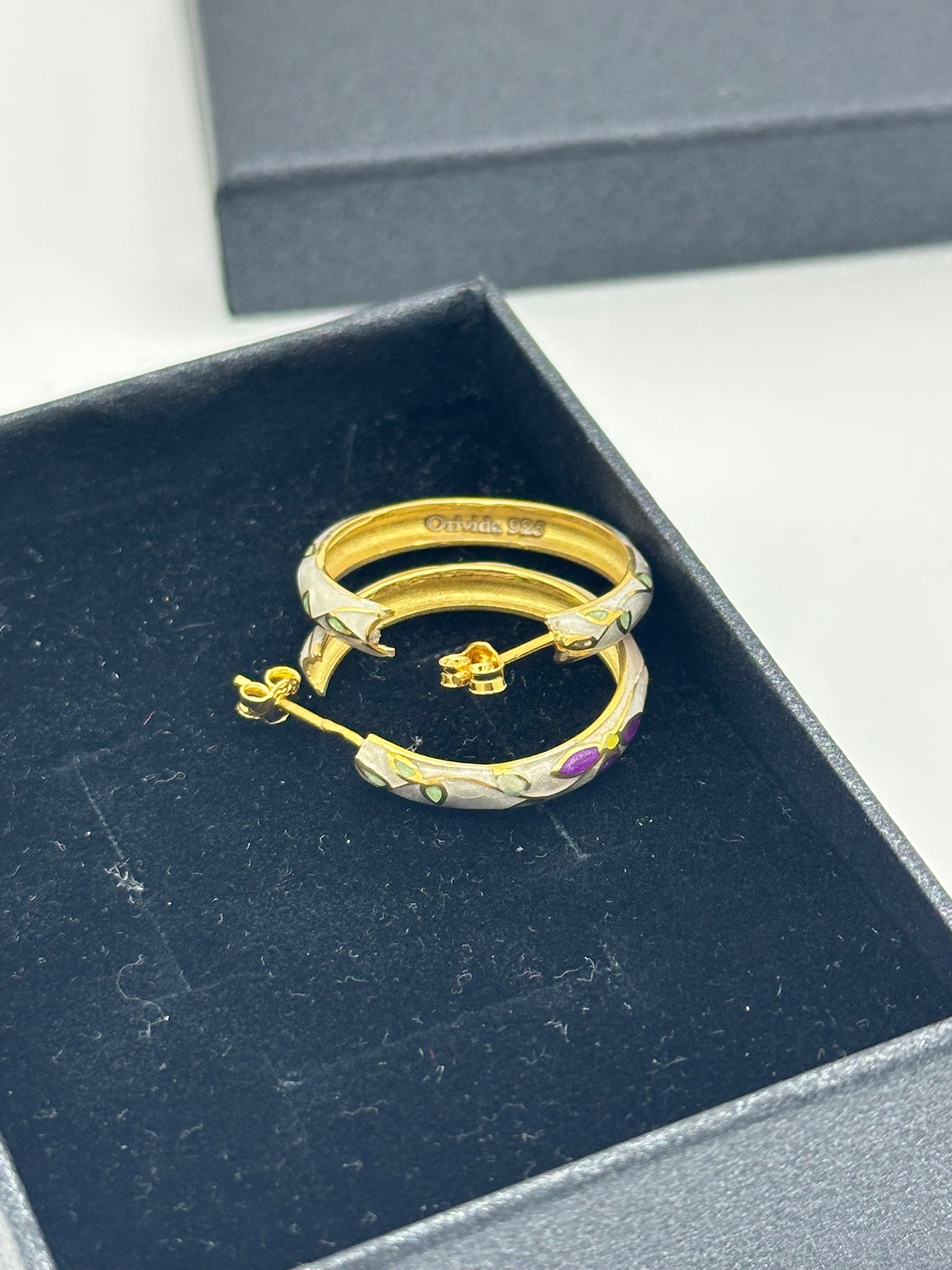 MOR ÇİÇEKLİ 18K GOLD KAPLAMA HALKA KÜPE