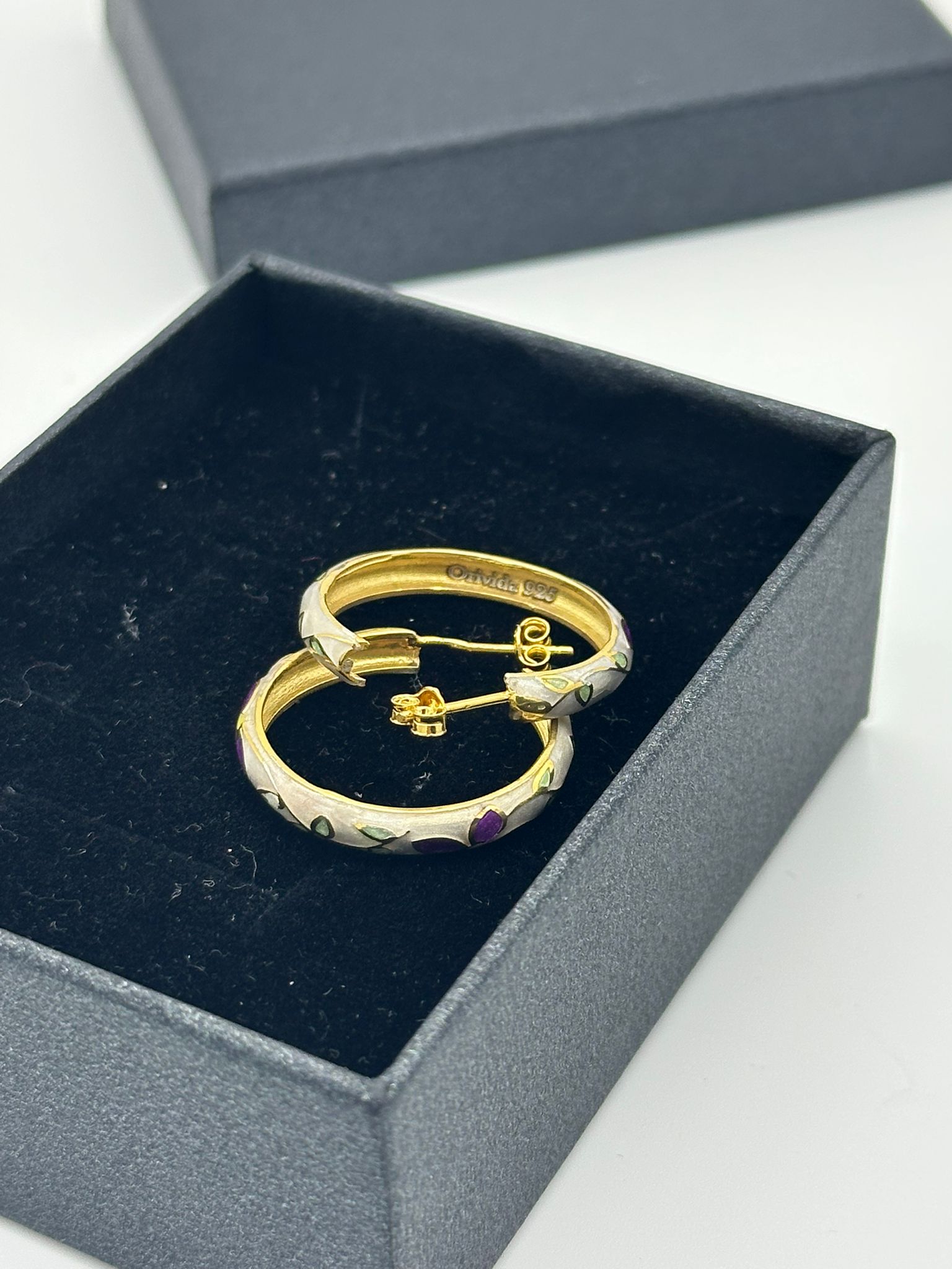 MOR ÇİÇEKLİ 18K GOLD KAPLAMA HALKA KÜPE