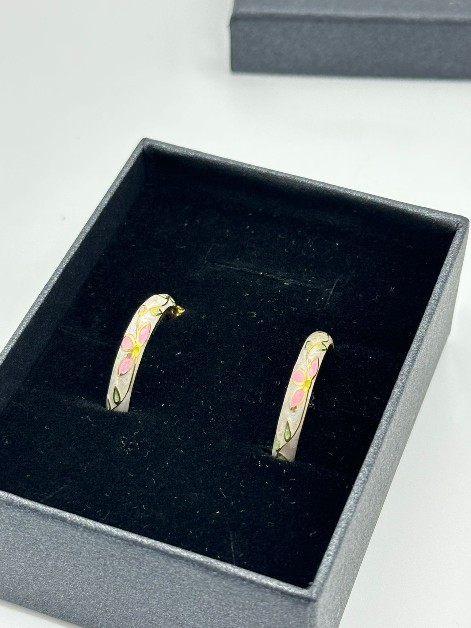 PEMBE ÇİÇEK DESENLİ 18K GOLD KAPLAMA 925 AYAR GÜMÜŞ HALKA KÜPE