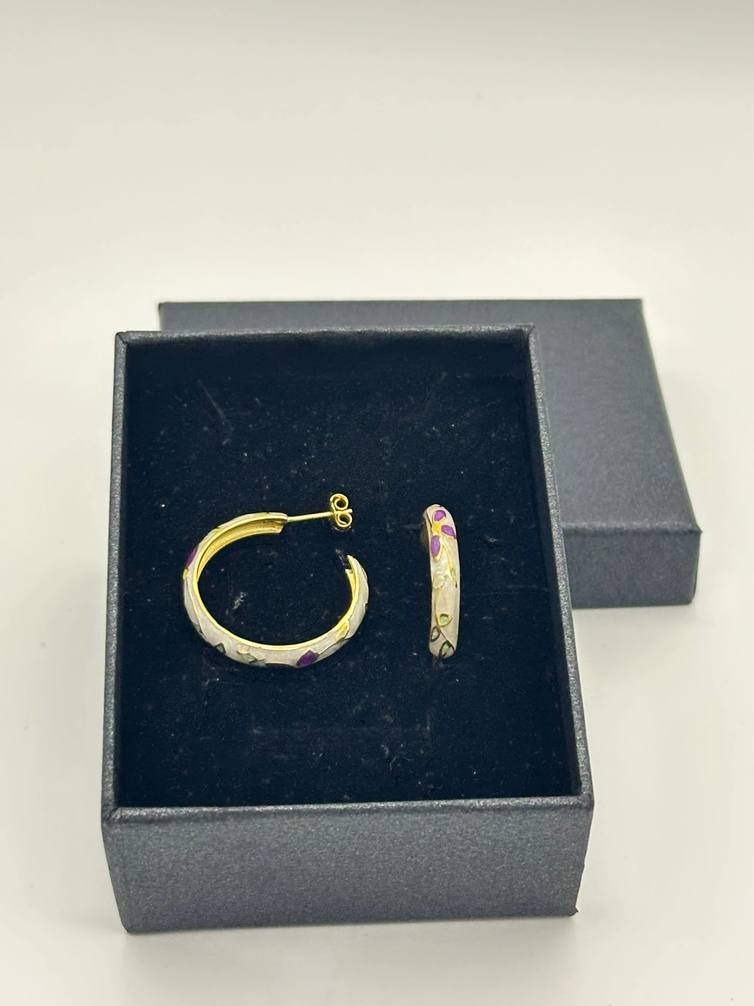 MOR ÇİÇEKLİ 18K GOLD KAPLAMA HALKA KÜPE