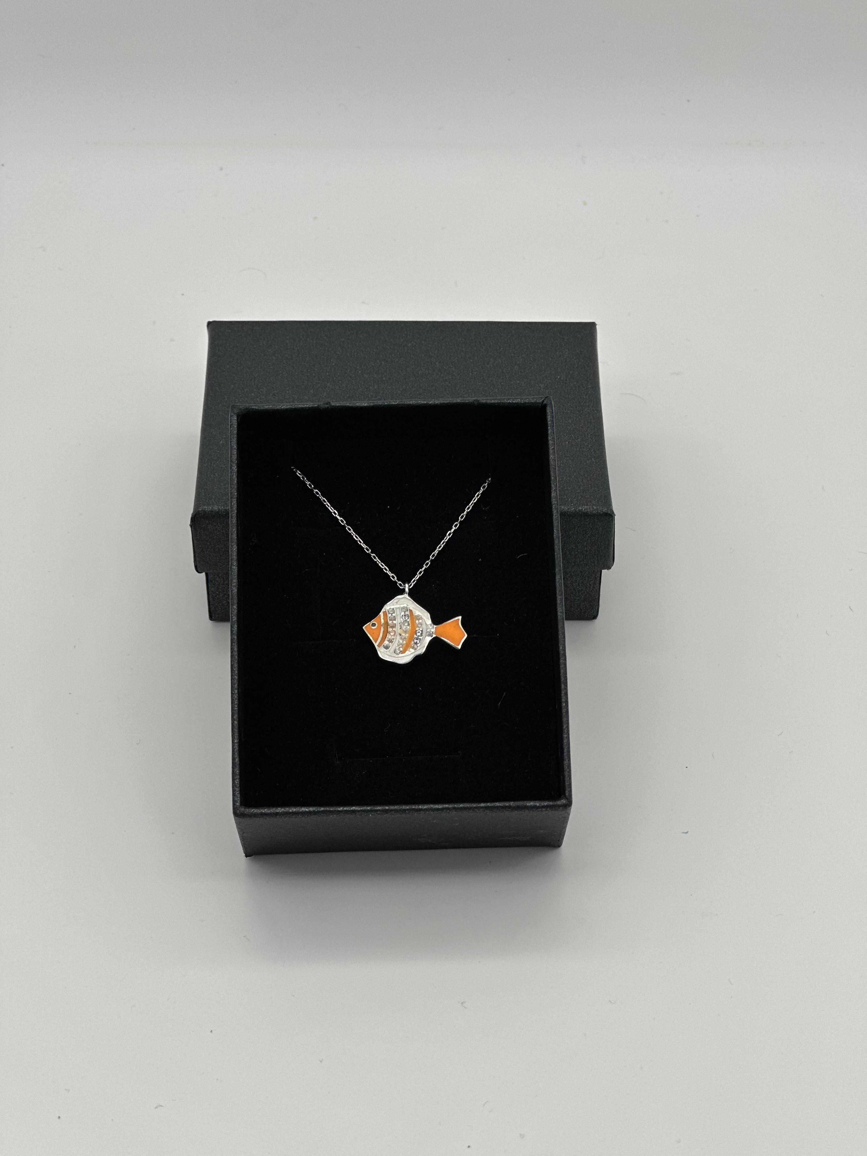 BALIK MODELİ 925 AYAR GÜMÜŞ MİNE VE TAŞ DETAYLI KOLYE