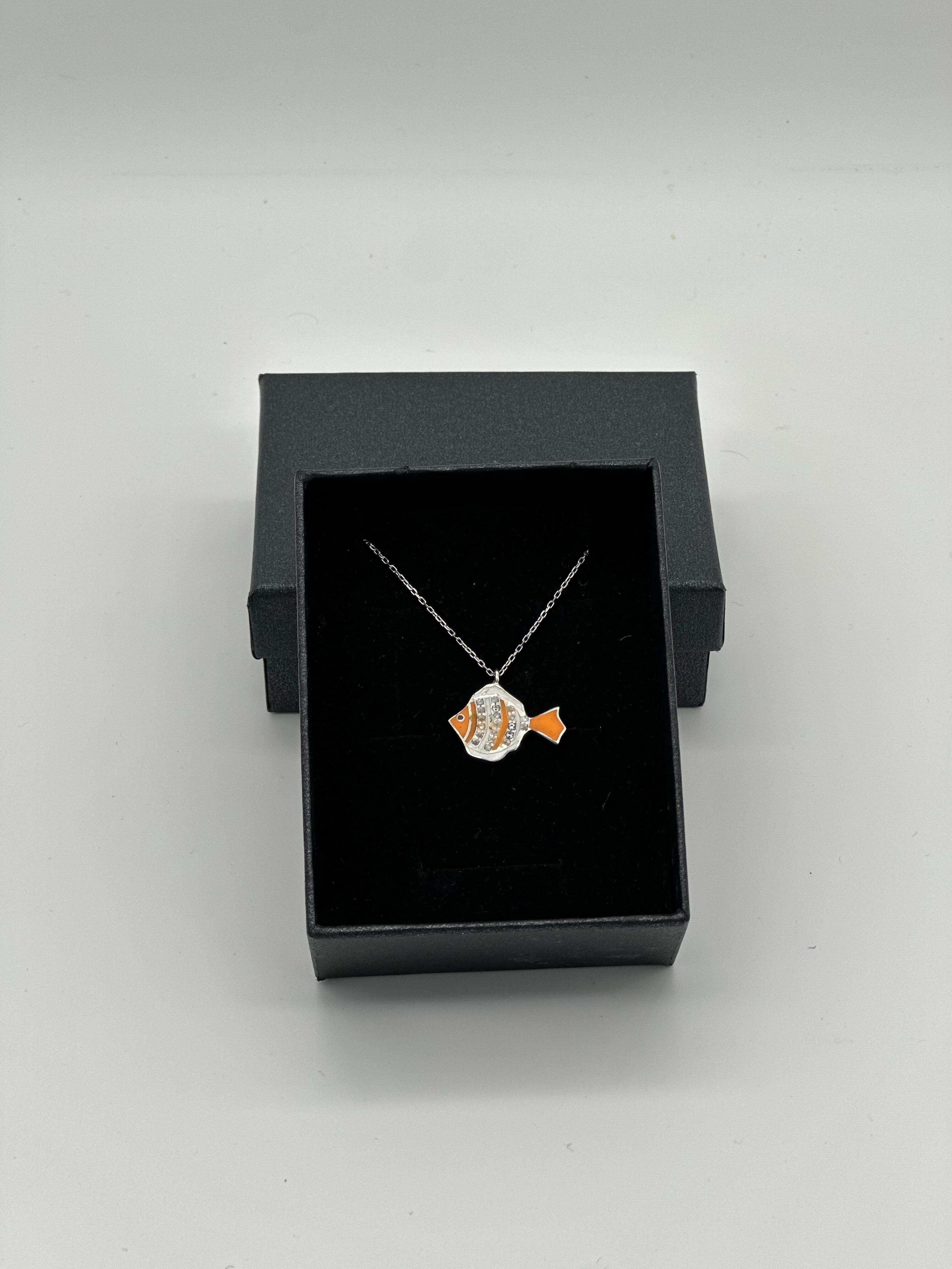 BALIK MODELİ 925 AYAR GÜMÜŞ MİNE VE TAŞ DETAYLI KOLYE