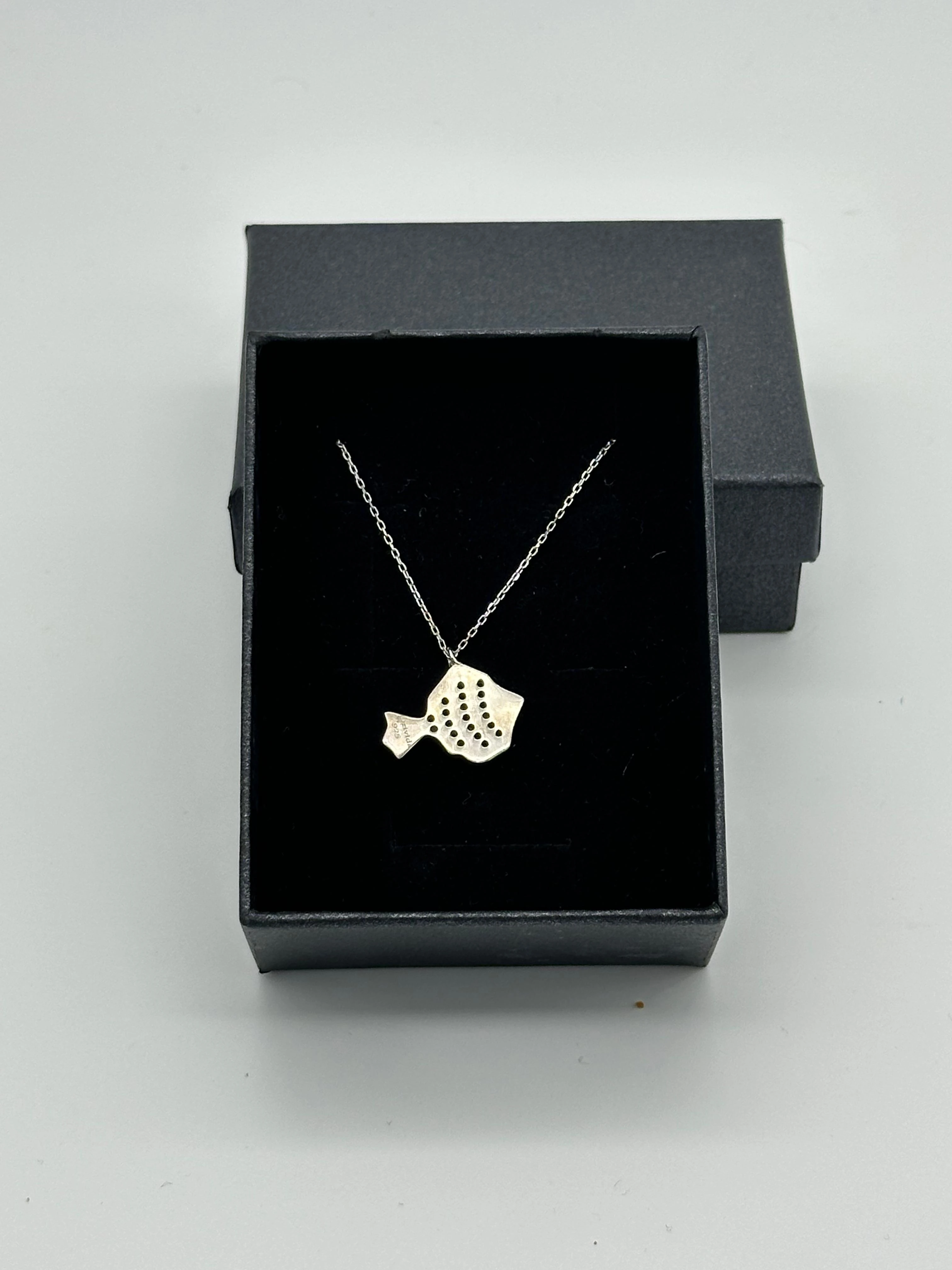 BALIK MODELİ 925 AYAR GÜMÜŞ MİNE VE TAŞ DETAYLI KOLYE