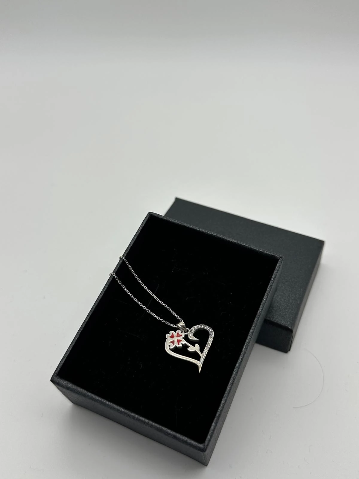 ÇİÇEK DETAYLI KALP 925 AYAR GÜMÜŞ KOLYE