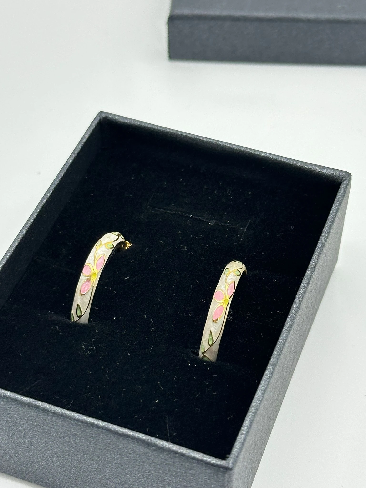 PEMBE ÇİÇEK DESENLİ 18K GOLD KAPLAMA 925 AYAR GÜMÜŞ HALKA KÜPE