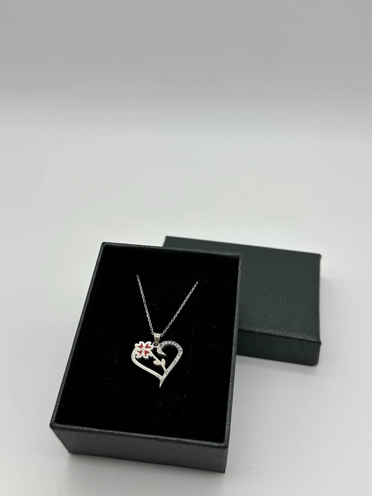 ÇİÇEK DETAYLI KALP 925 AYAR GÜMÜŞ KOLYE