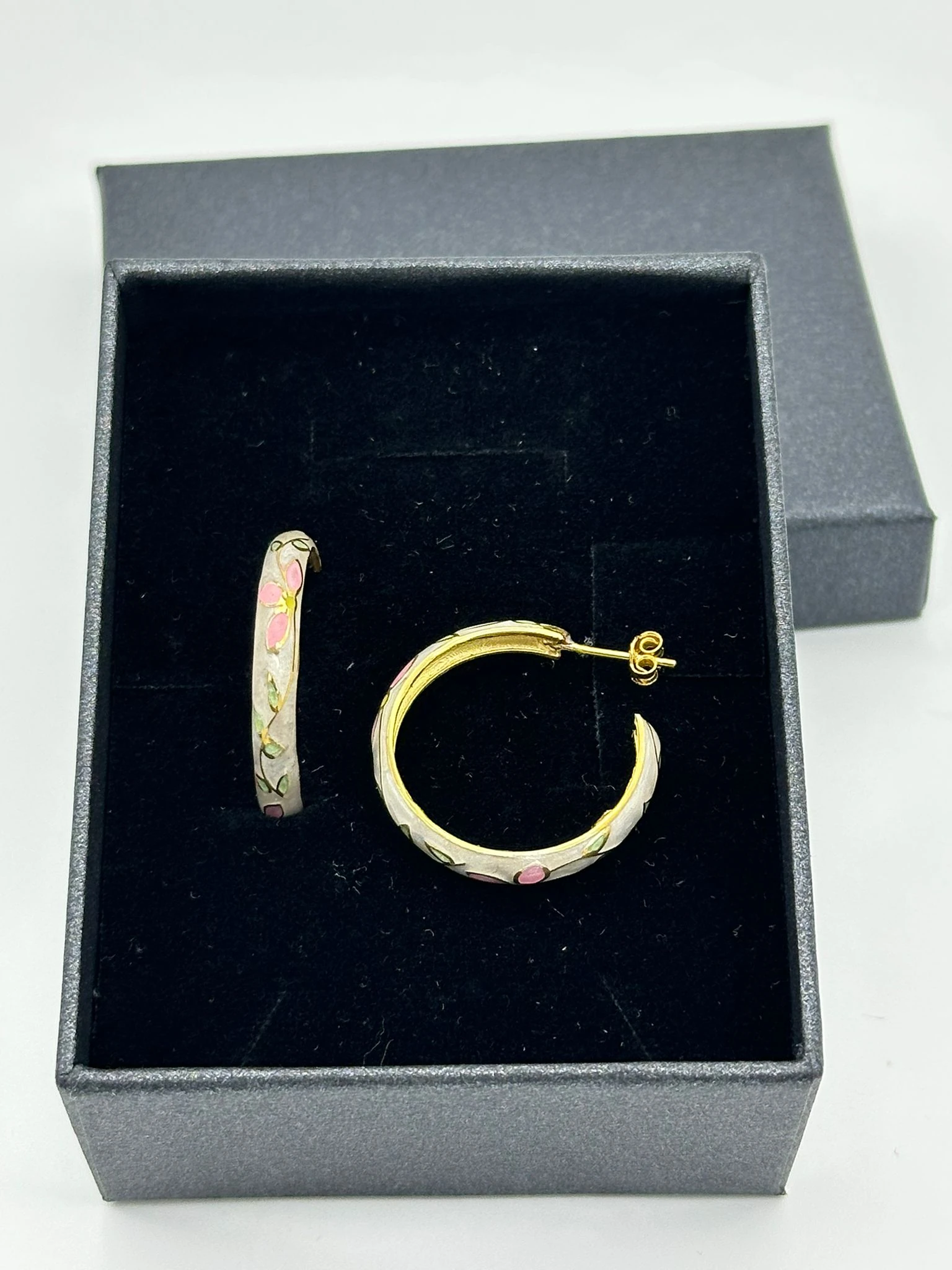 PEMBE ÇİÇEK DESENLİ 18K GOLD KAPLAMA 925 AYAR GÜMÜŞ HALKA KÜPE