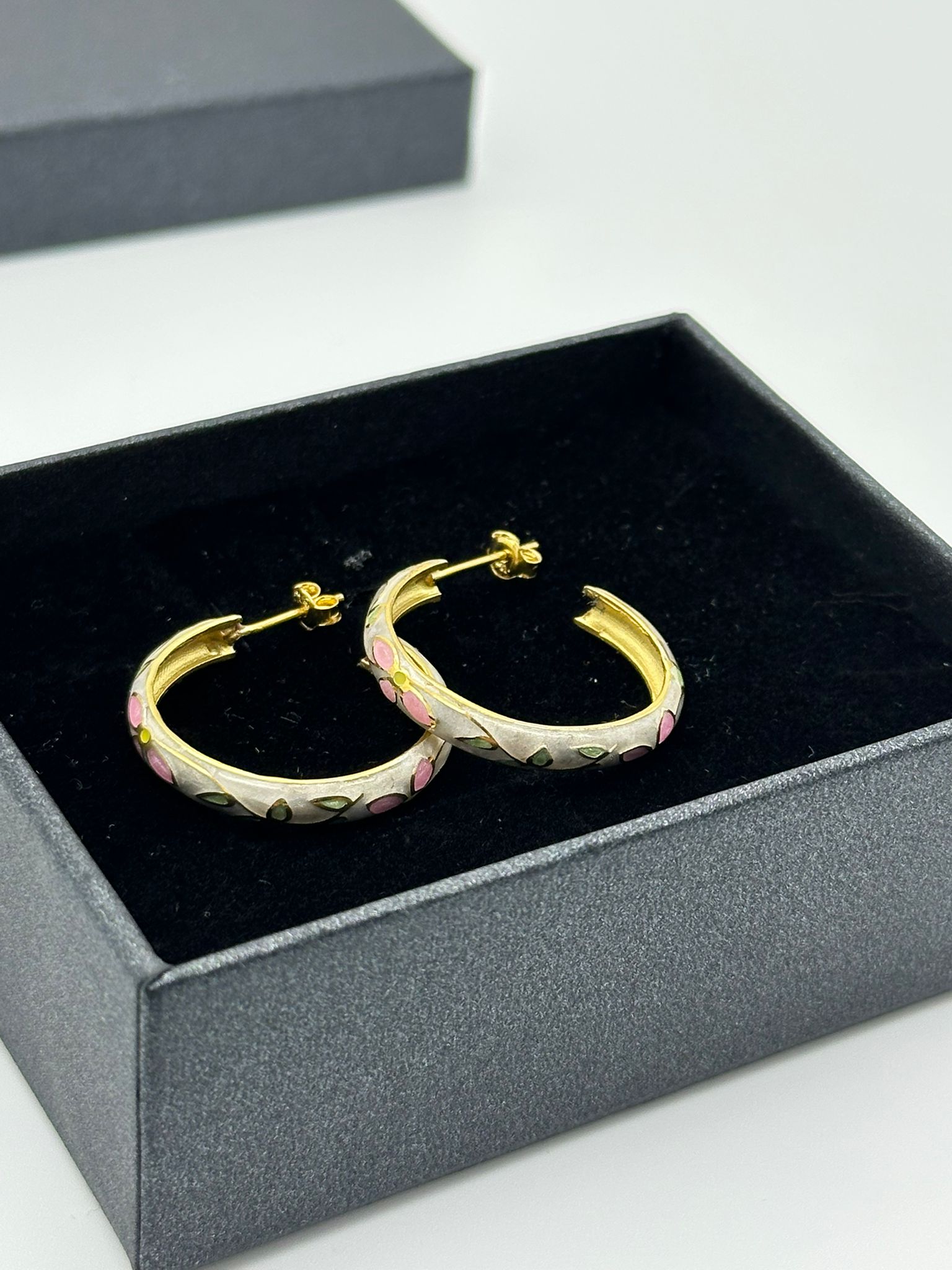PEMBE ÇİÇEK DESENLİ 18K GOLD KAPLAMA 925 AYAR GÜMÜŞ HALKA KÜPE