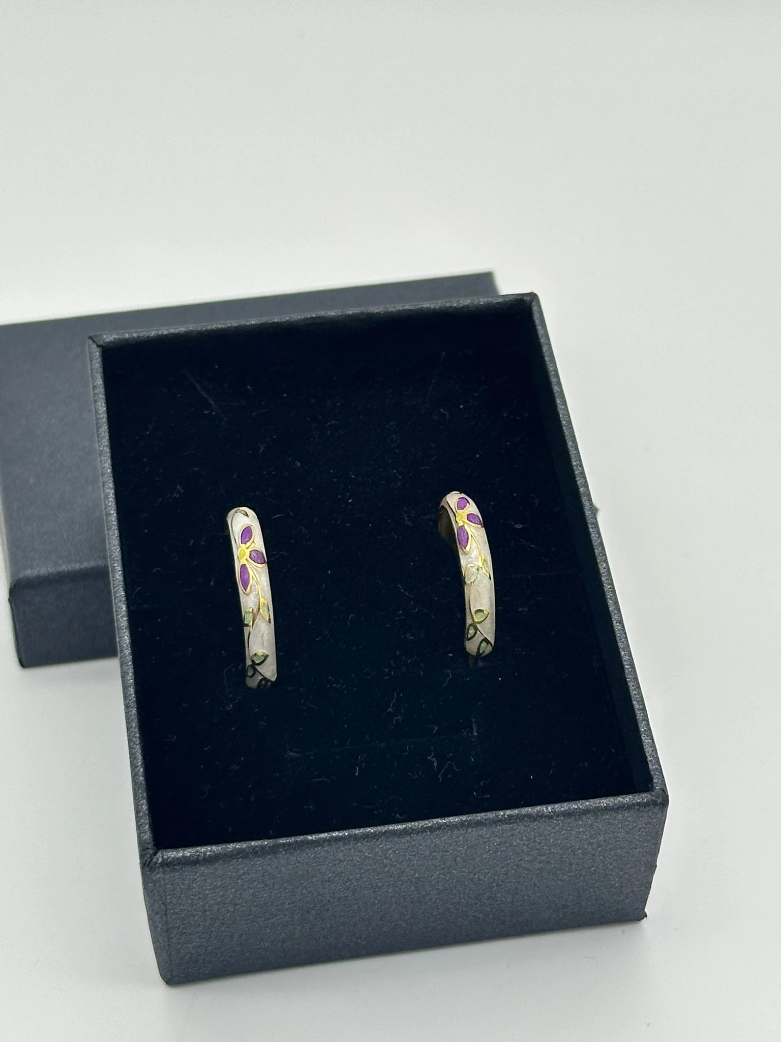 MOR ÇİÇEKLİ 18K GOLD KAPLAMA HALKA KÜPE