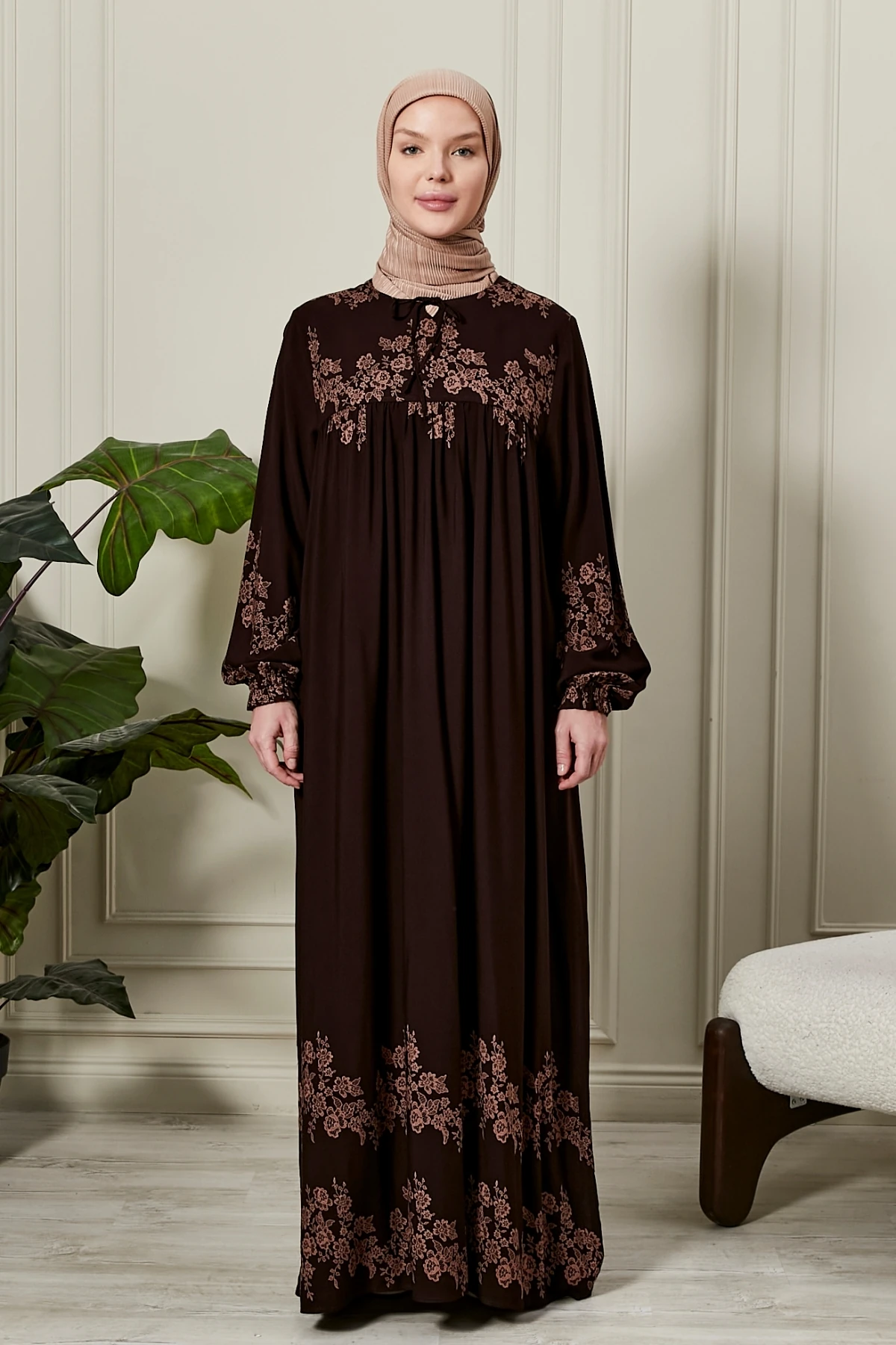 i̇nce çiçekli kahverengi