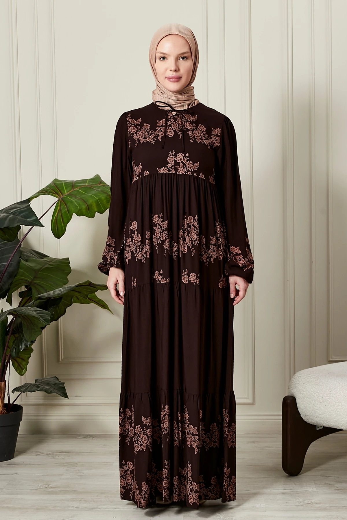 i̇nce çiçekli kahverengi