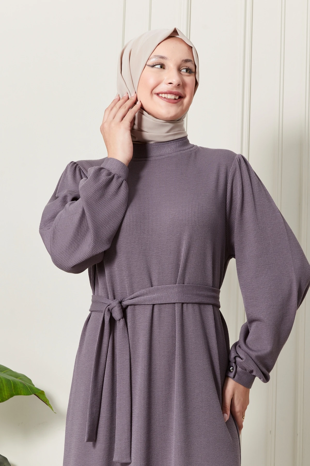 Fitilli Örgü İnce Kadife Kumaş Kemerli Kuşaklı Kışlık Yarım Boğazlı Prenses Kol Tesettür Elbise