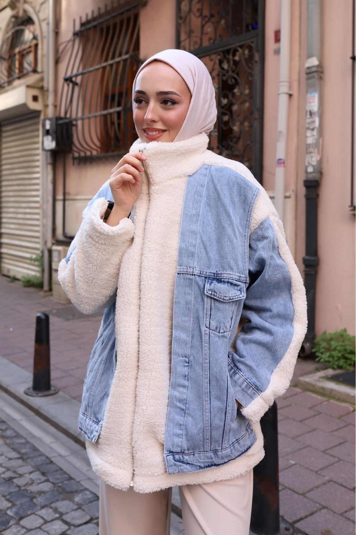 Önü Kot Detaylı Cepli Fermuarlı Peluş Ceket Mont