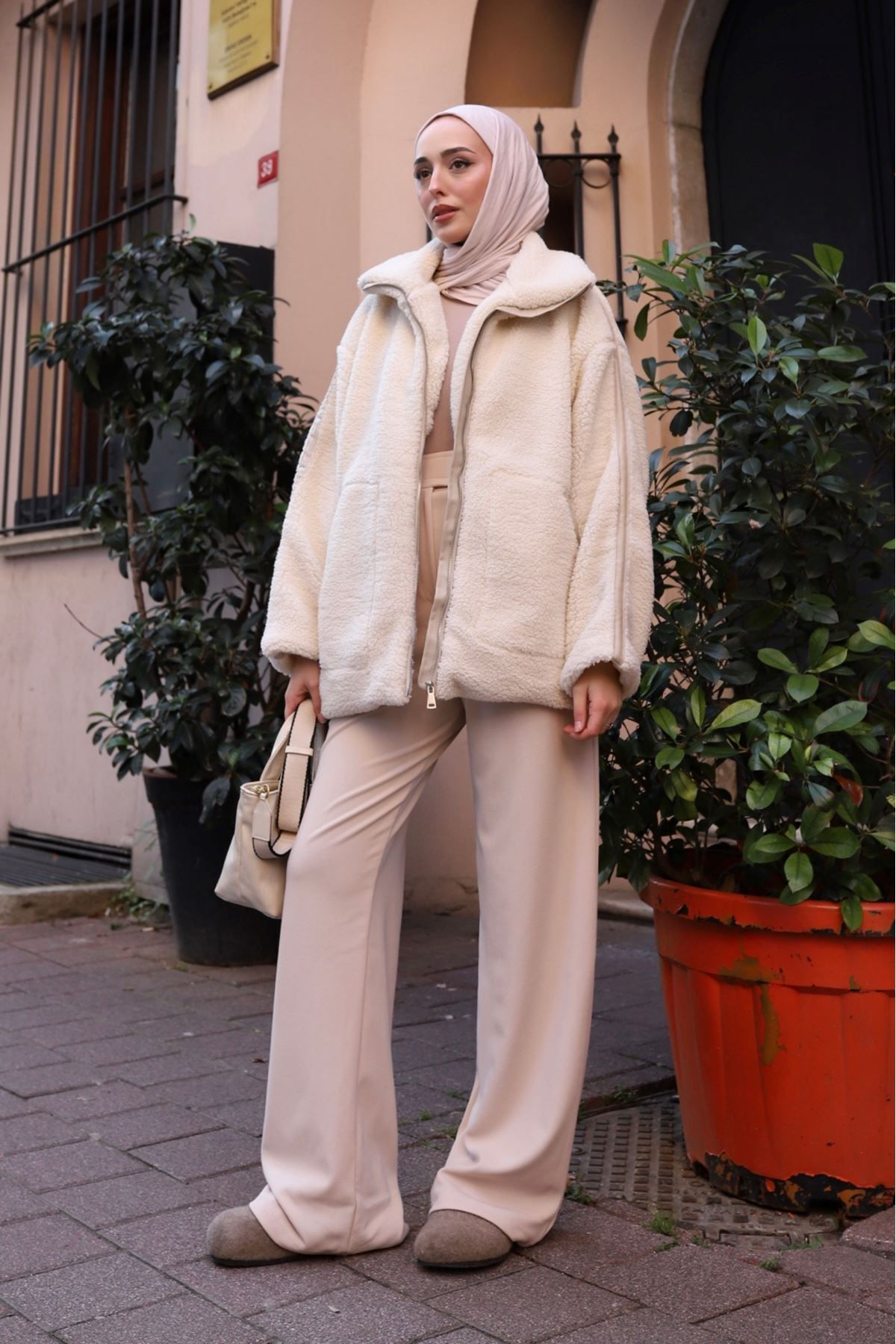 Oversize Dik Yakalı Yanları Çizgi Detaylı Cepli Peluş Mont