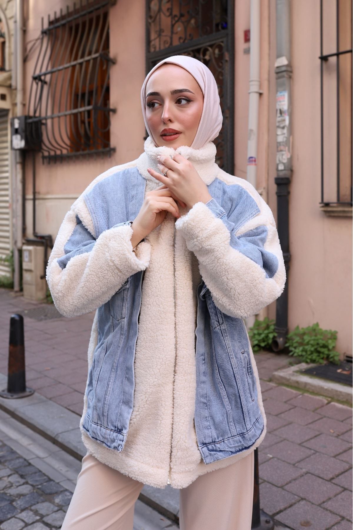 Önü Kot Detaylı Cepli Fermuarlı Peluş Ceket Mont