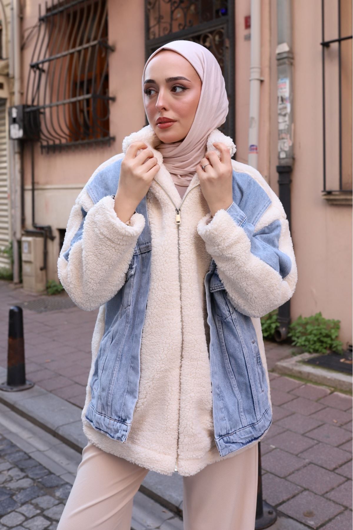 Önü Kot Detaylı Cepli Fermuarlı Peluş Ceket Mont