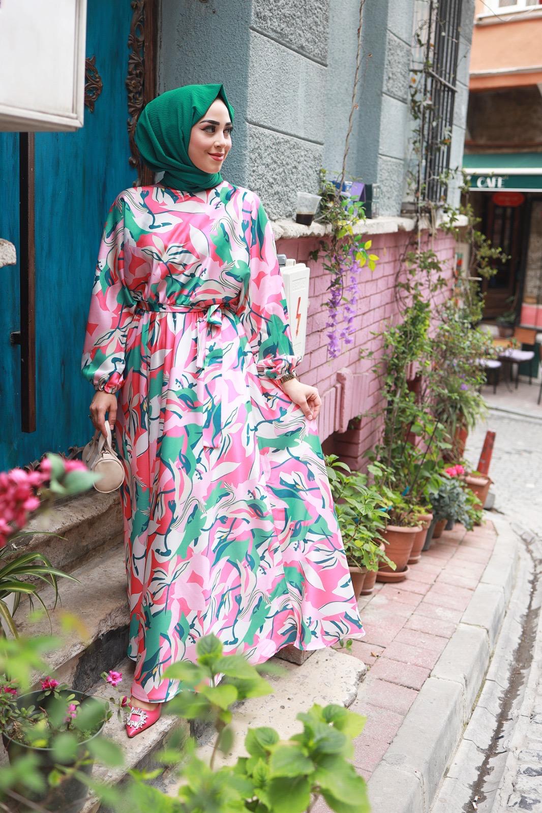 Pembe Desenli Beli Kuşaklı Tesettür Elbise
