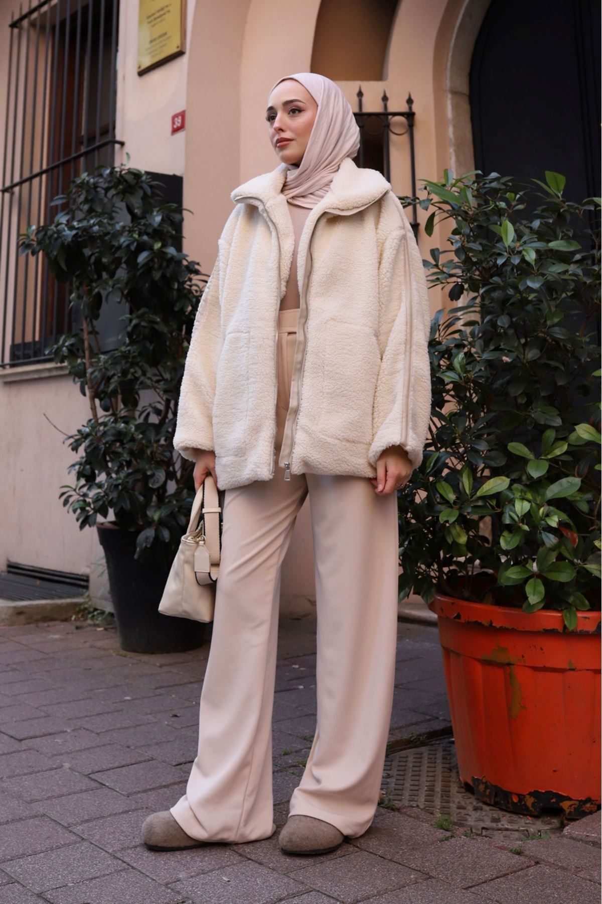 Oversize Dik Yakalı Yanları Çizgi Detaylı Cepli Peluş Mont