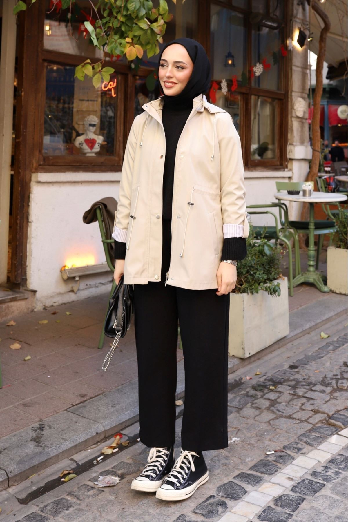 Kolu Katlama Detaylı Çıkarılabilir Kapşonlu İçi Çizgili Kısa Trenç