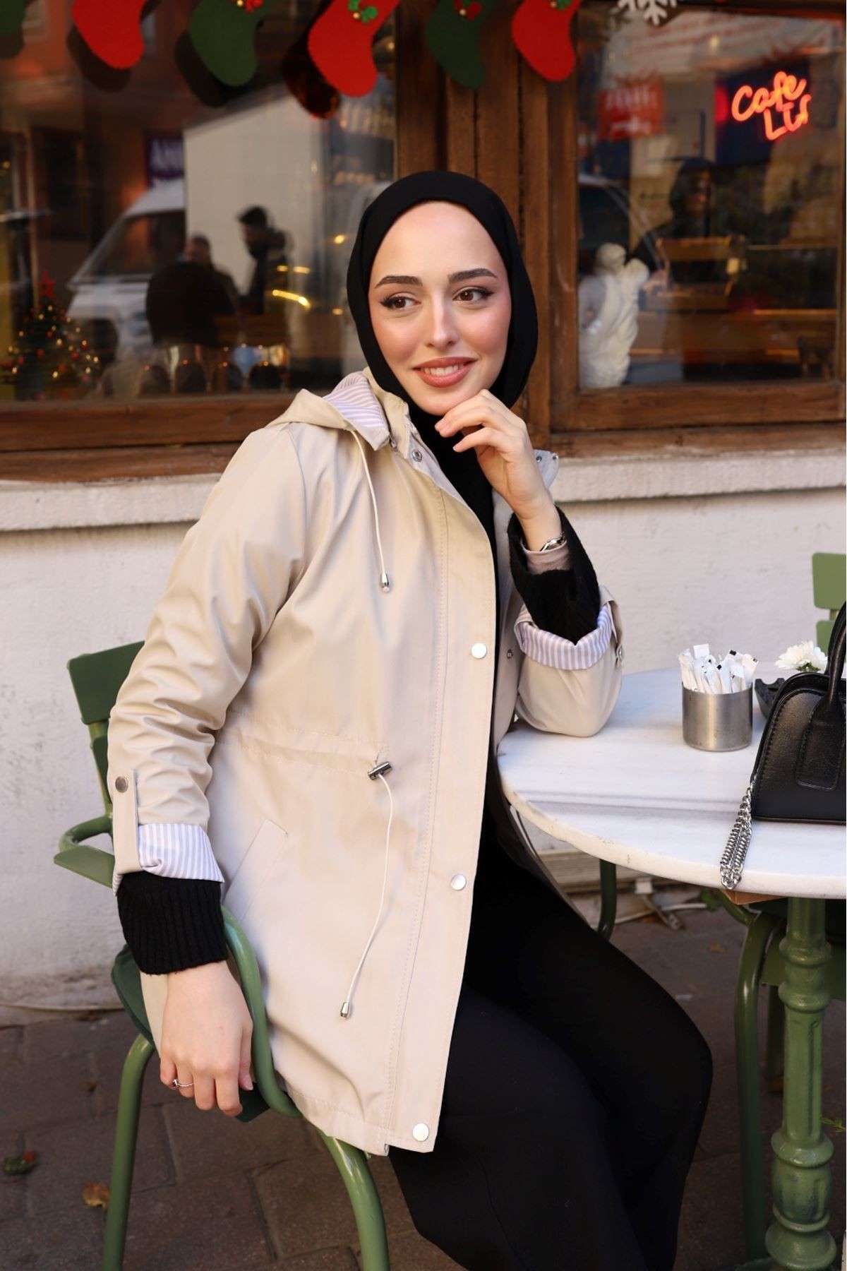 Kolu Katlama Detaylı Çıkarılabilir Kapşonlu İçi Çizgili Kısa Trenç