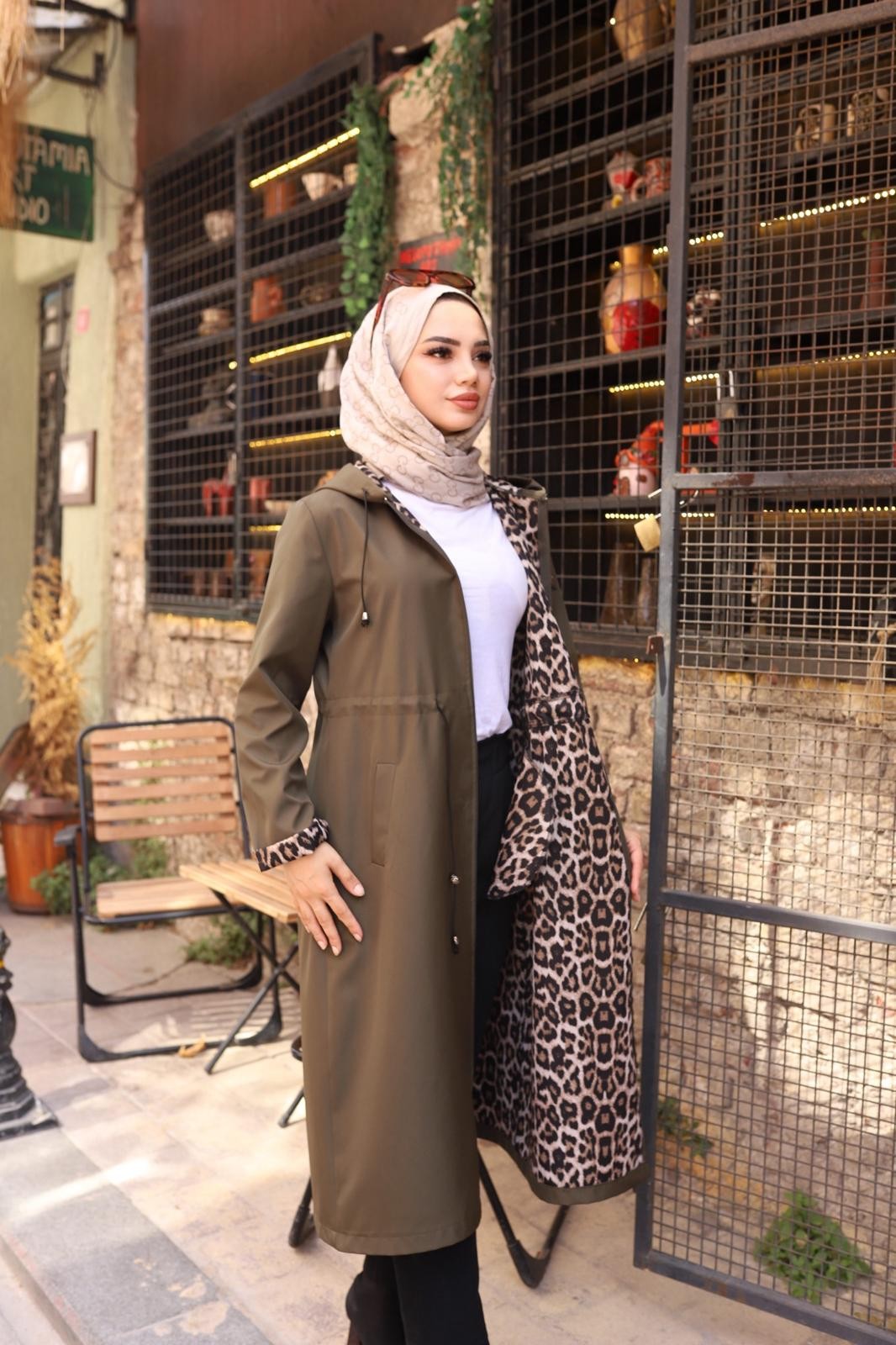 içi leopar desenli tesettür araboy trençkot