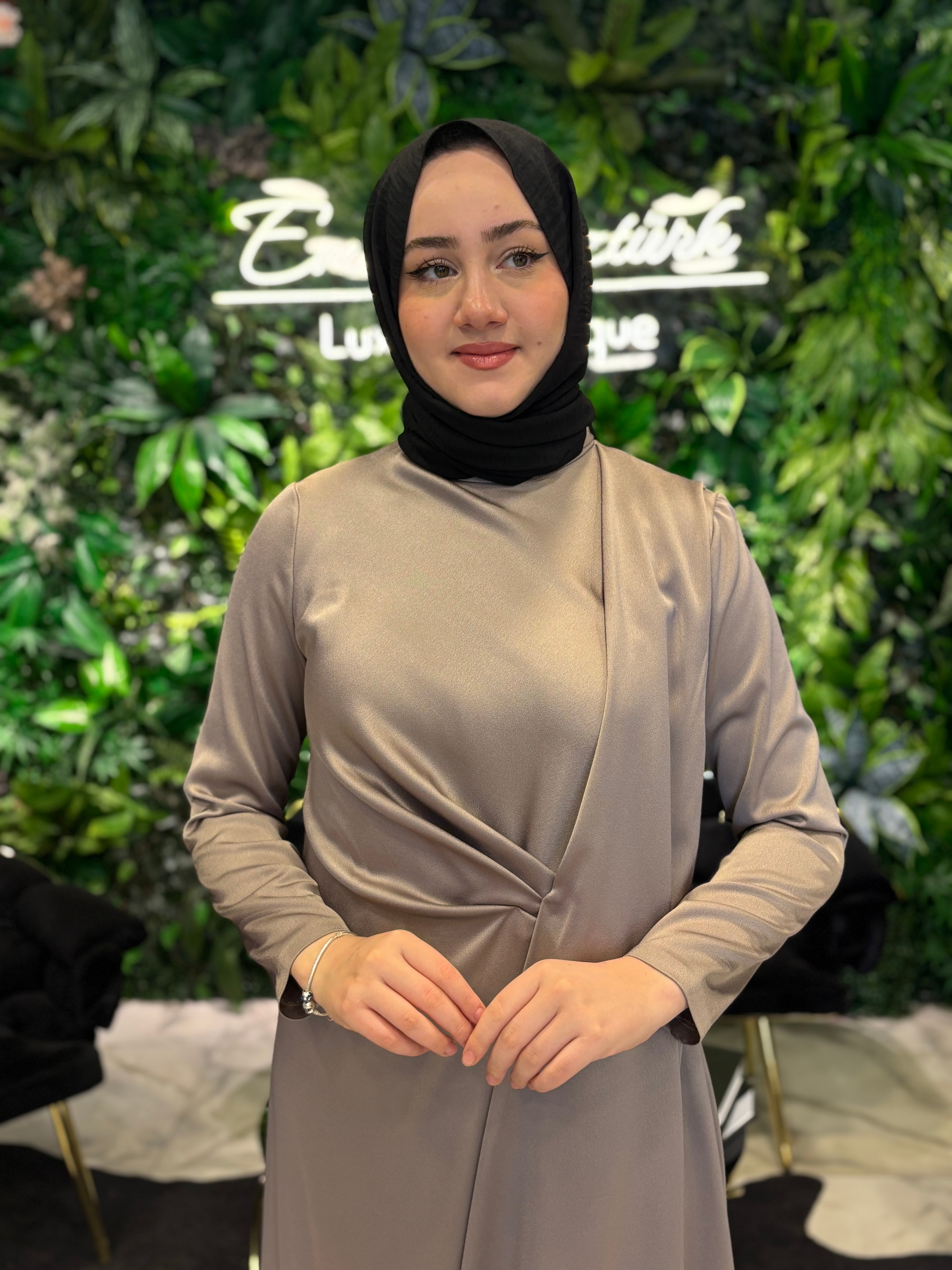 HİLAL OĞUZKAN BELDEN TOPLAMALI ARKASI PARÇALI ŞIK ELBİSE 9160