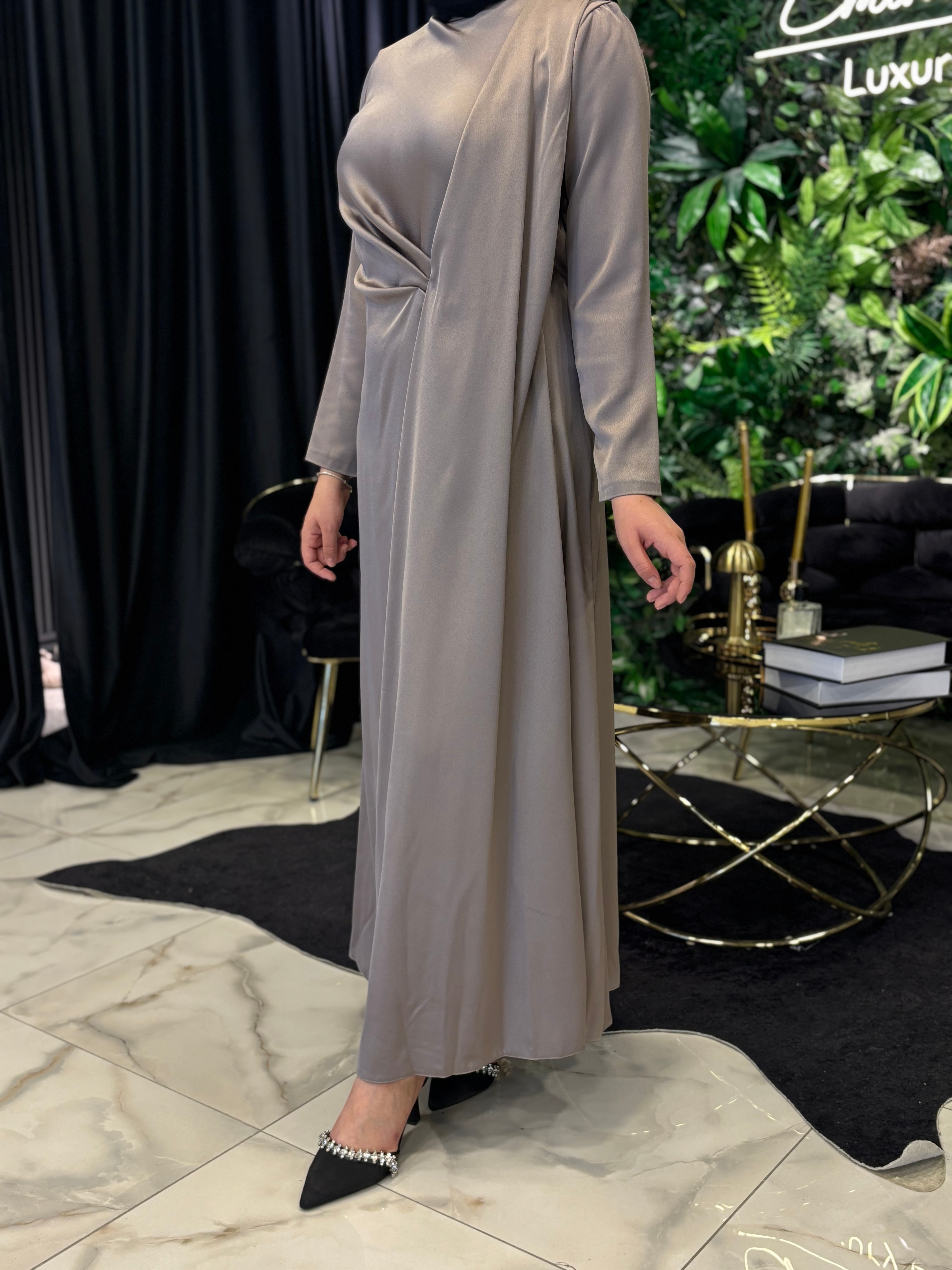 HİLAL OĞUZKAN BELDEN TOPLAMALI ARKASI PARÇALI ŞIK ELBİSE 9160